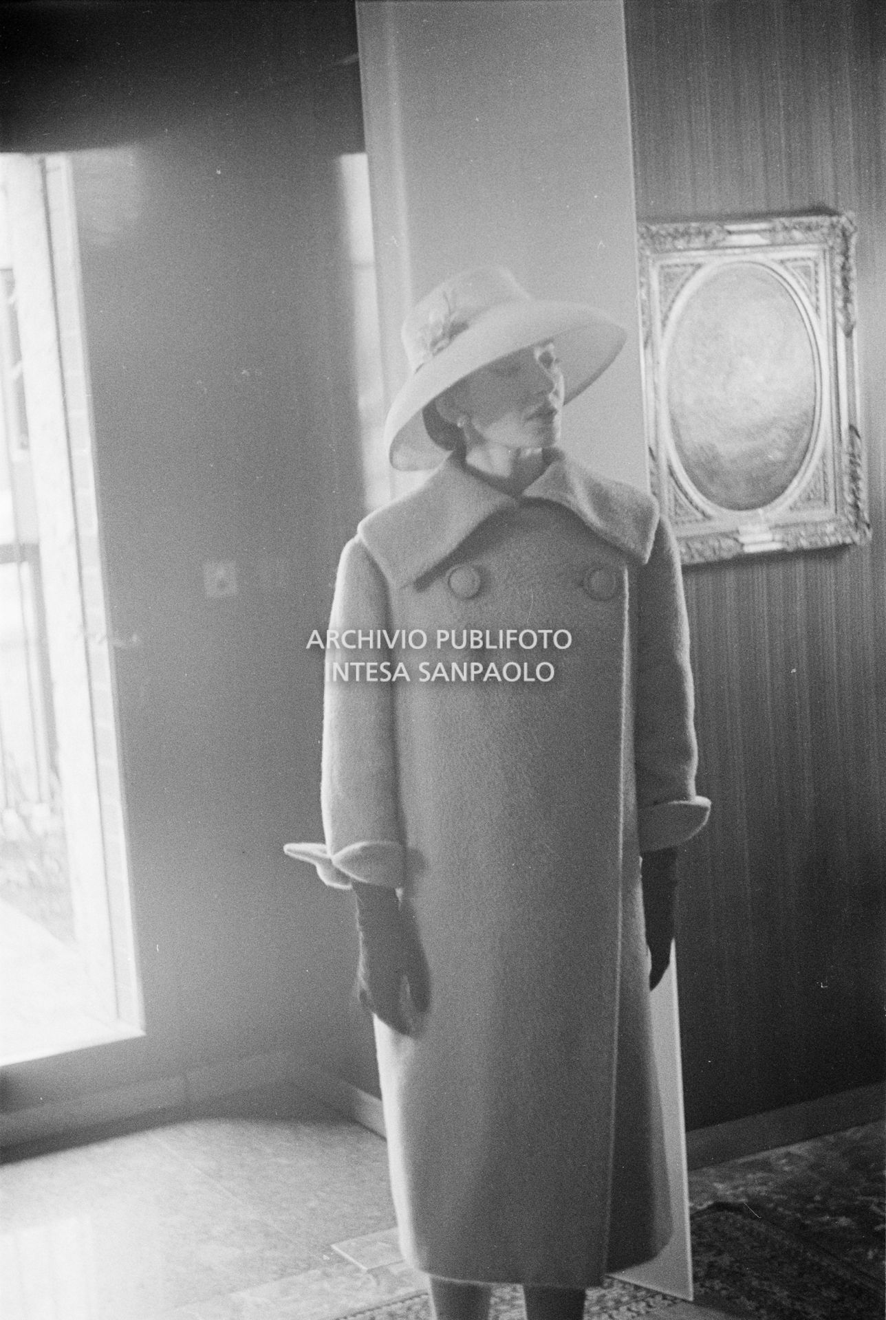 Maria Callas, ritratta nella sua abitazione, indossa abito e cappello della sartoria Biki