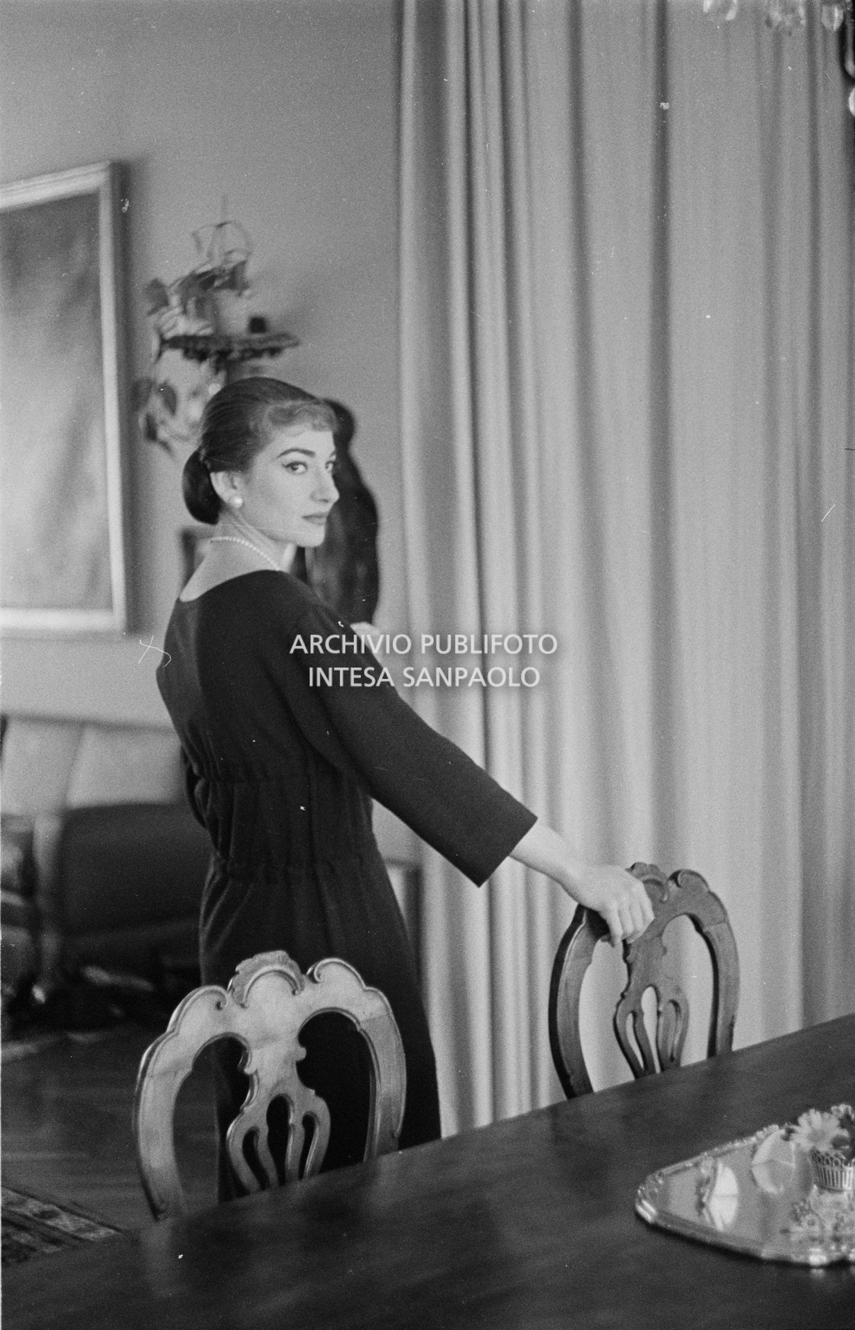 Maria Callas, ritratta nella sua abitazione, indossa un abito della sartoria Biki
