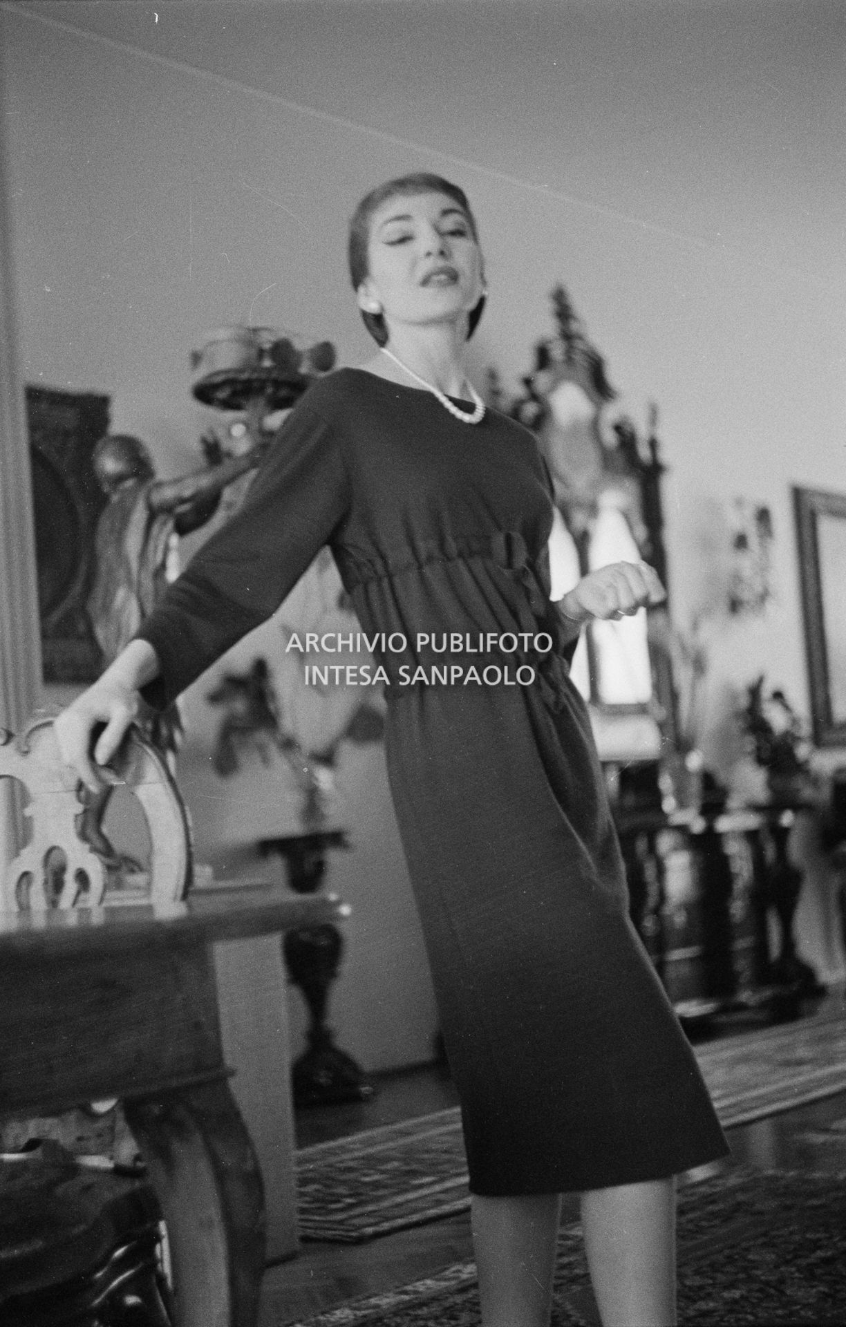Maria Callas, ritratta nella sua abitazione, indossa un abito della sartoria Biki