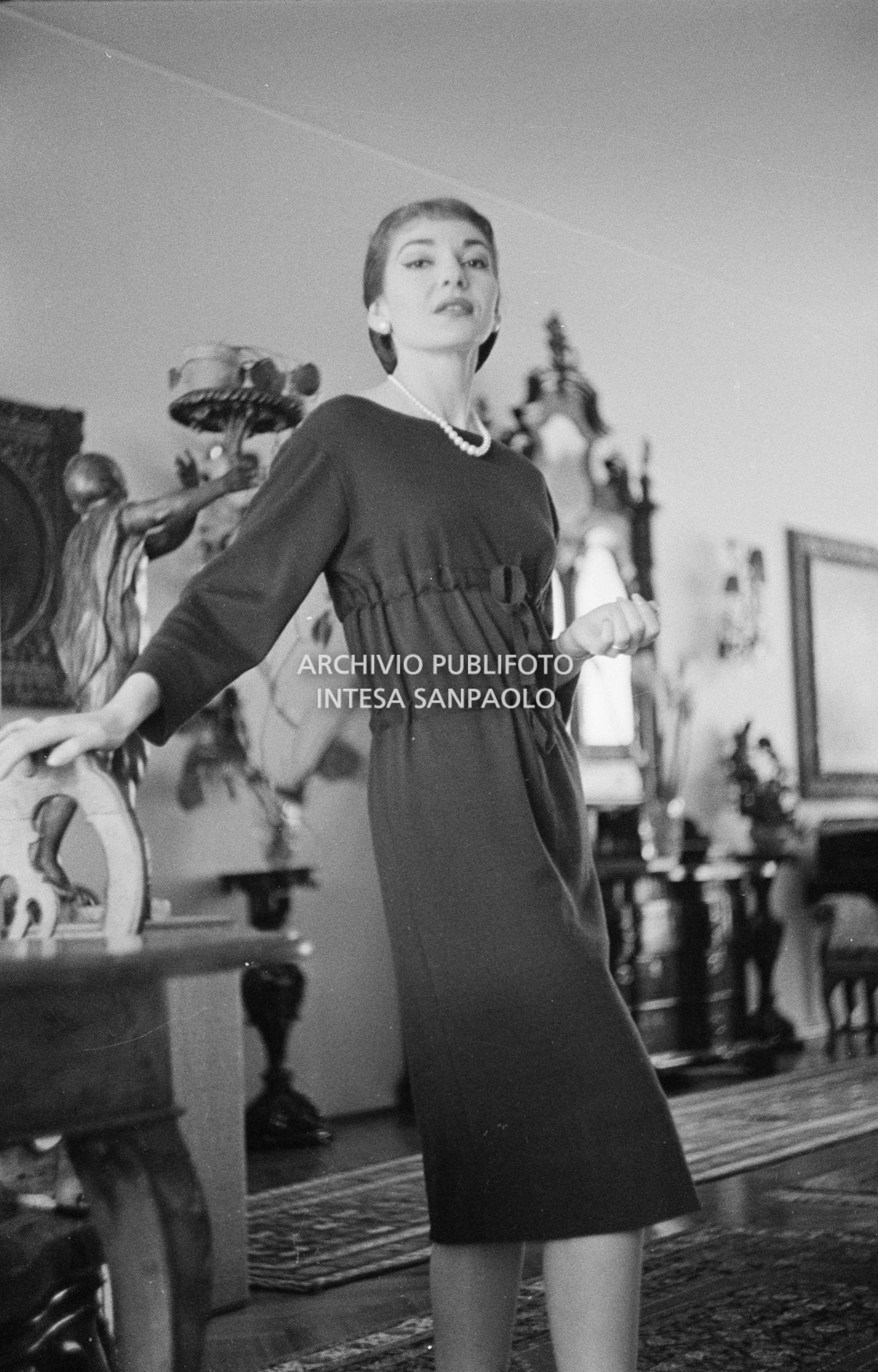 Maria Callas, ritratta nella sua abitazione, indossa un abito della sartoria Biki