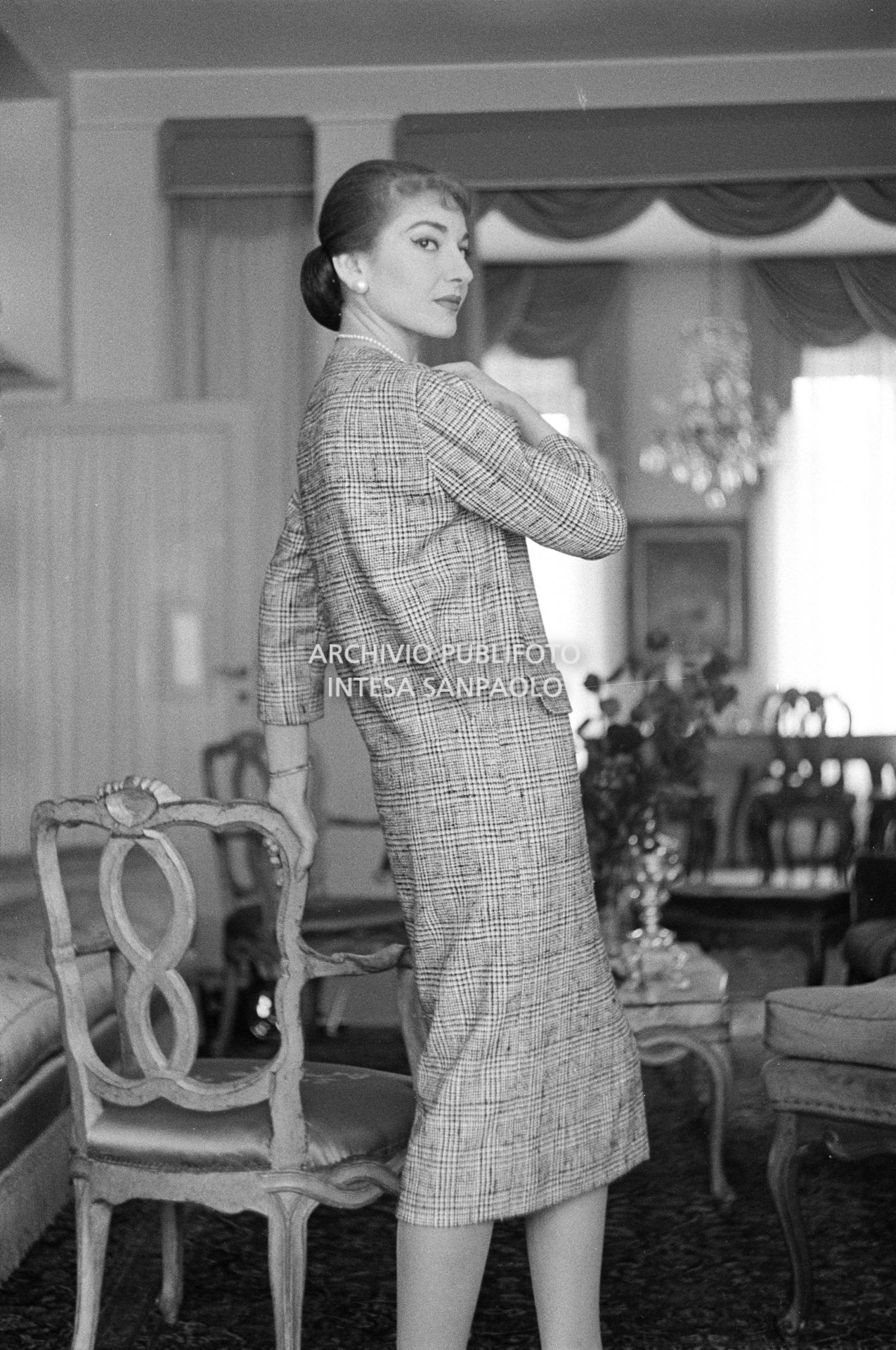 Maria Callas, ritratta nella sua abitazione, indossa un abito della sartoria Biki