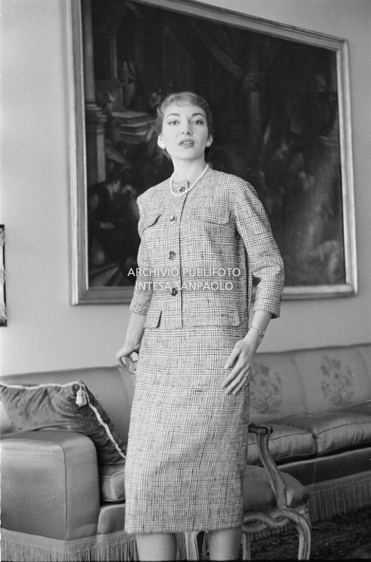 Maria Callas, ritratta nella sua abitazione, indossa un abito della sartoria Biki