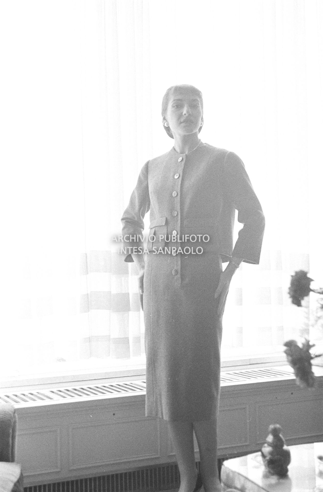 Maria Callas, ritratta nella sua abitazione, indossa un abito della sartoria Biki