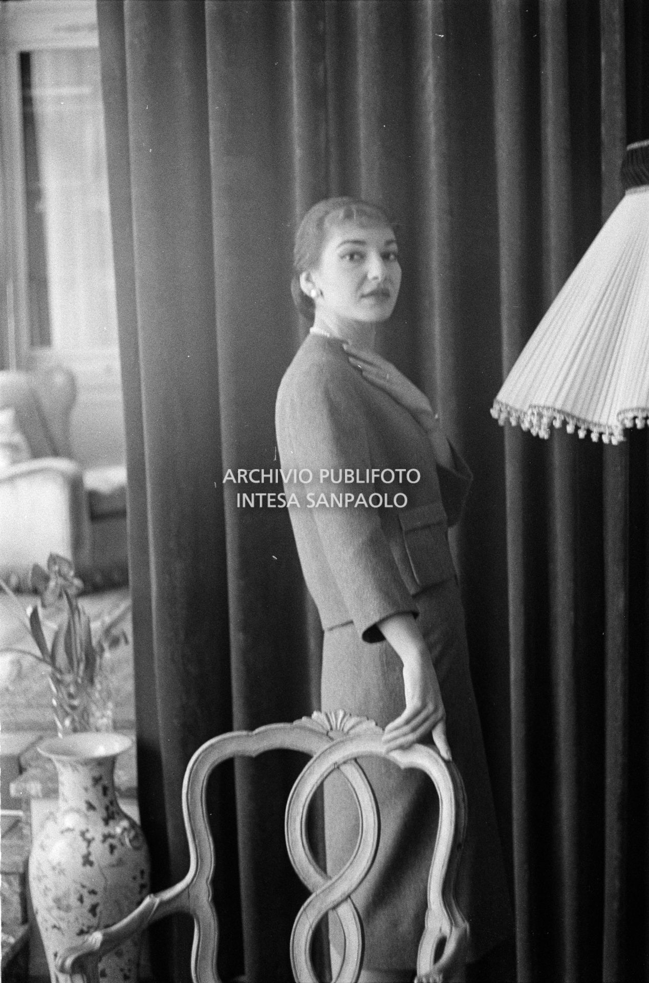Maria Callas, ritratta nella sua abitazione, indossa un abito della sartoria Biki