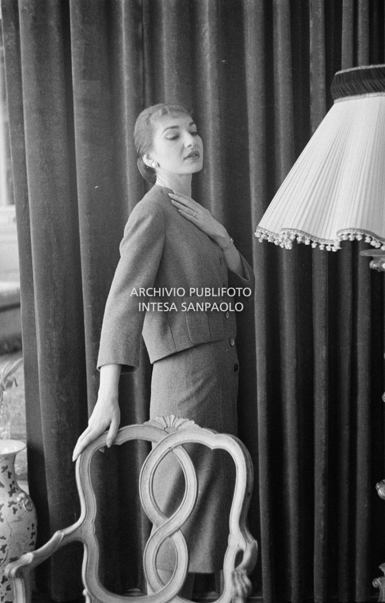 Maria Callas, ritratta nella sua abitazione, indossa un abito della sartoria Biki