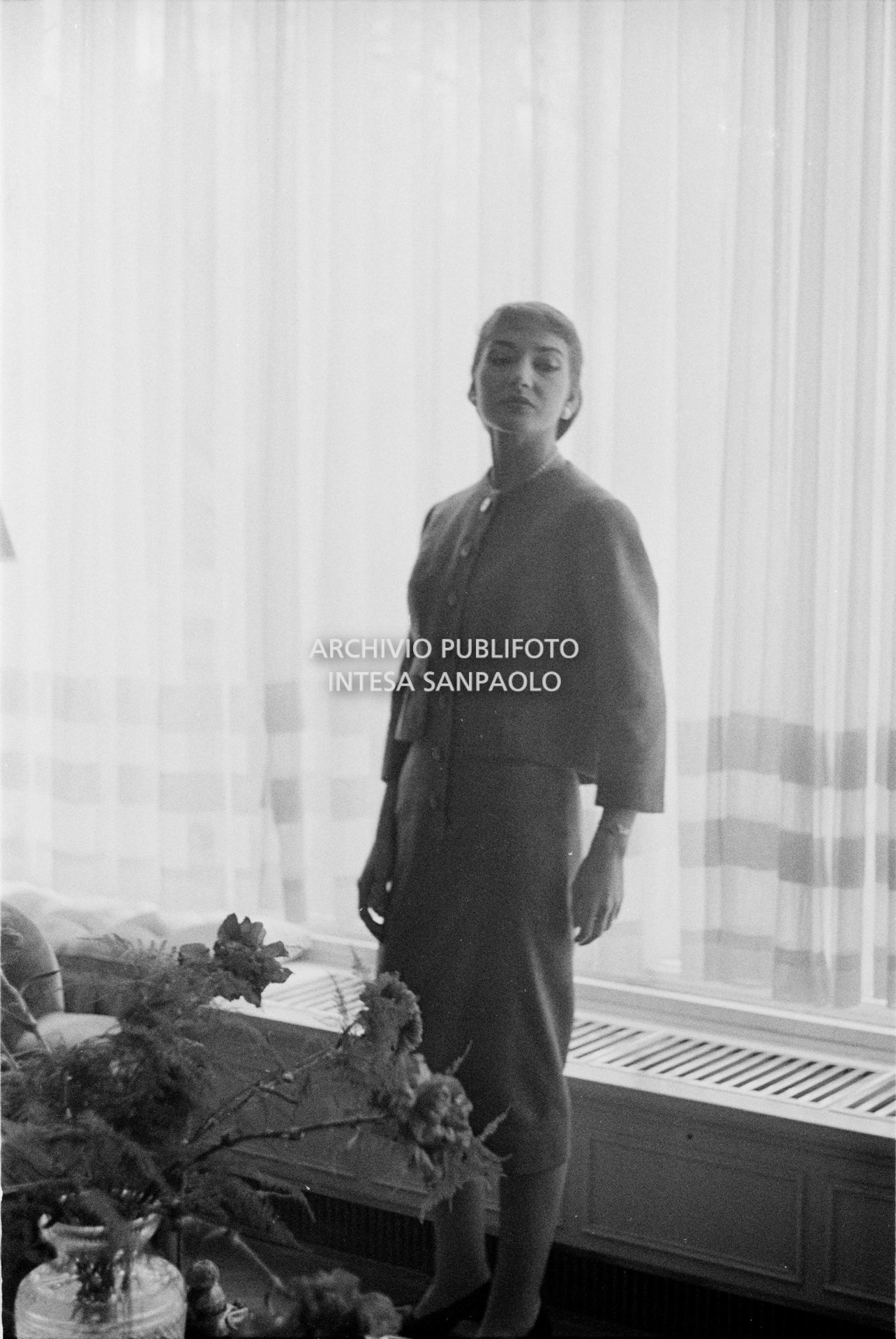 Maria Callas, ritratta nella sua abitazione, indossa un abito della sartoria Biki