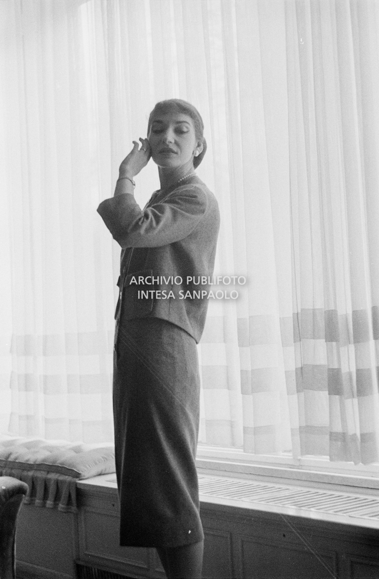 Maria Callas, ritratta nella sua abitazione, indossa un abito della sartoria Biki
