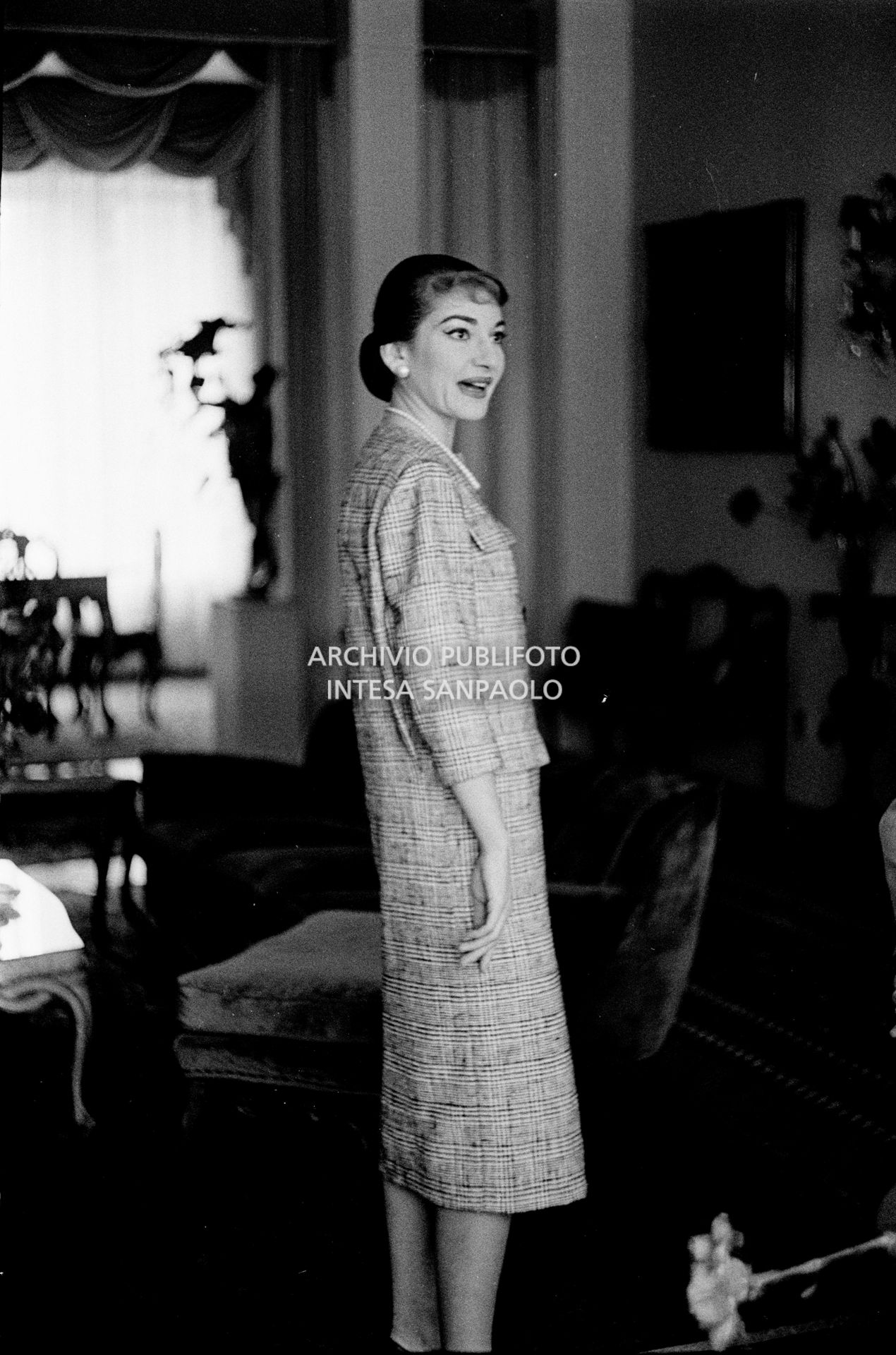 Maria Callas, ritratta nella sua abitazione, indossa un abito della sartoria Biki