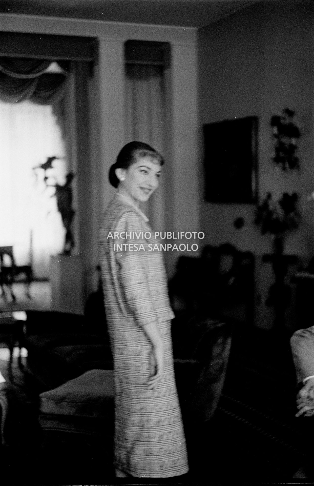 Maria Callas, ritratta nella sua abitazione, indossa un abito della sartoria Biki