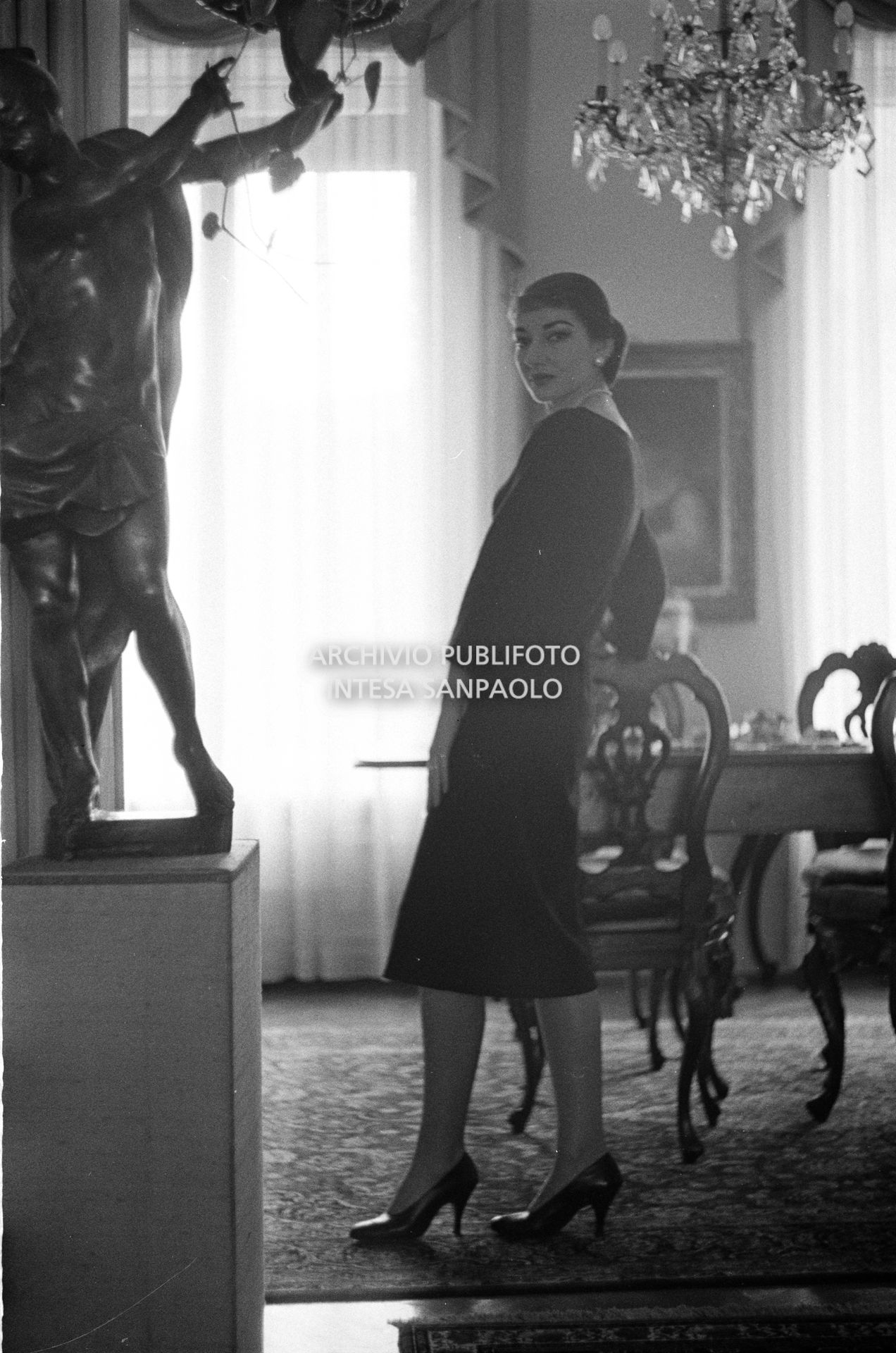 Maria Callas, ritratta nella sua abitazione, indossa un abito della sartoria Biki