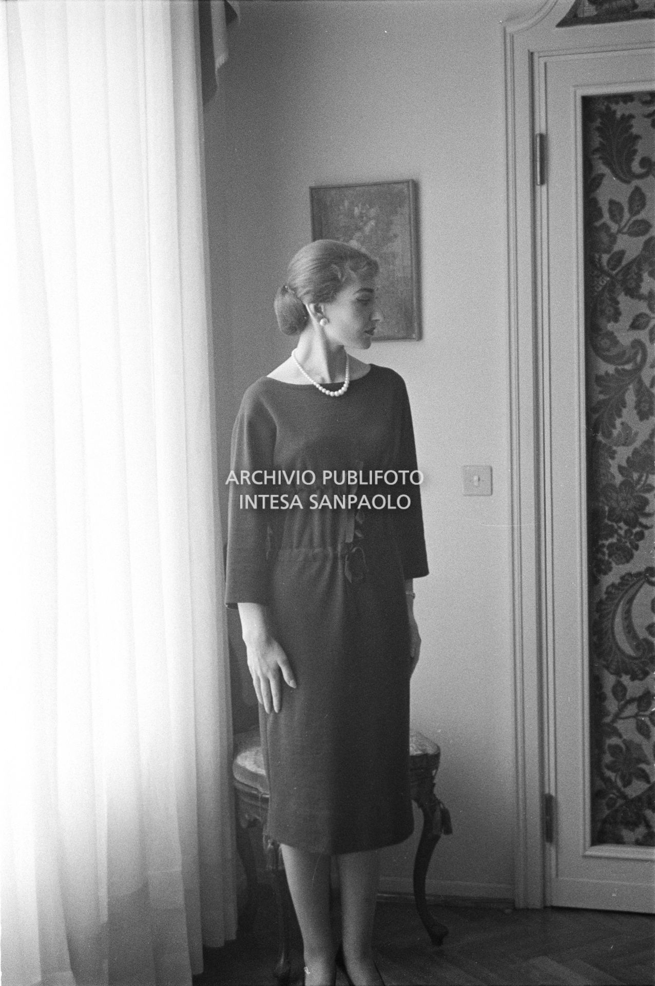 Maria Callas, ritratta nella sua abitazione, indossa un abito della sartoria Biki