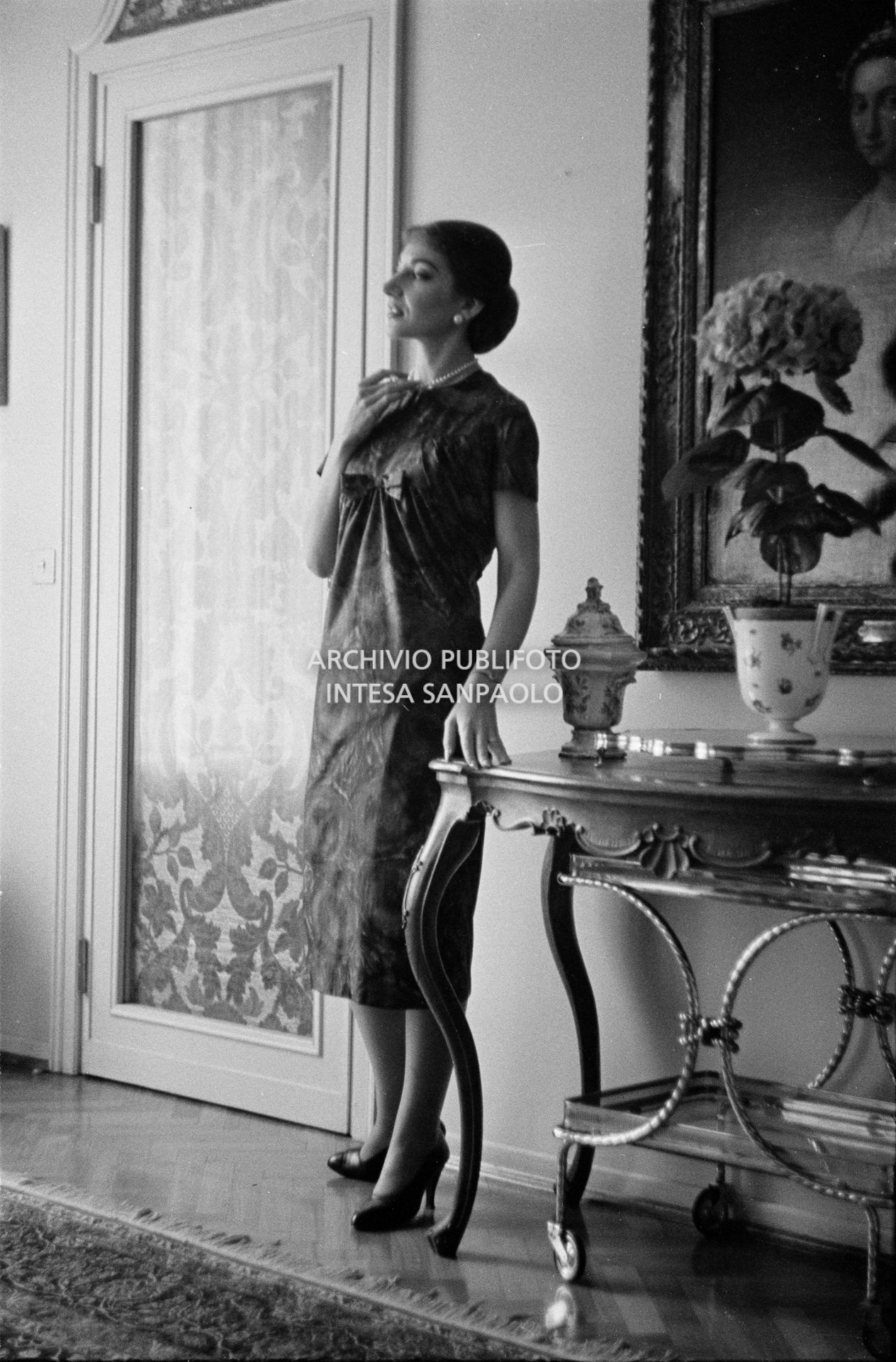 Maria Callas, ritratta nella sua abitazione, indossa un abito della sartoria Biki