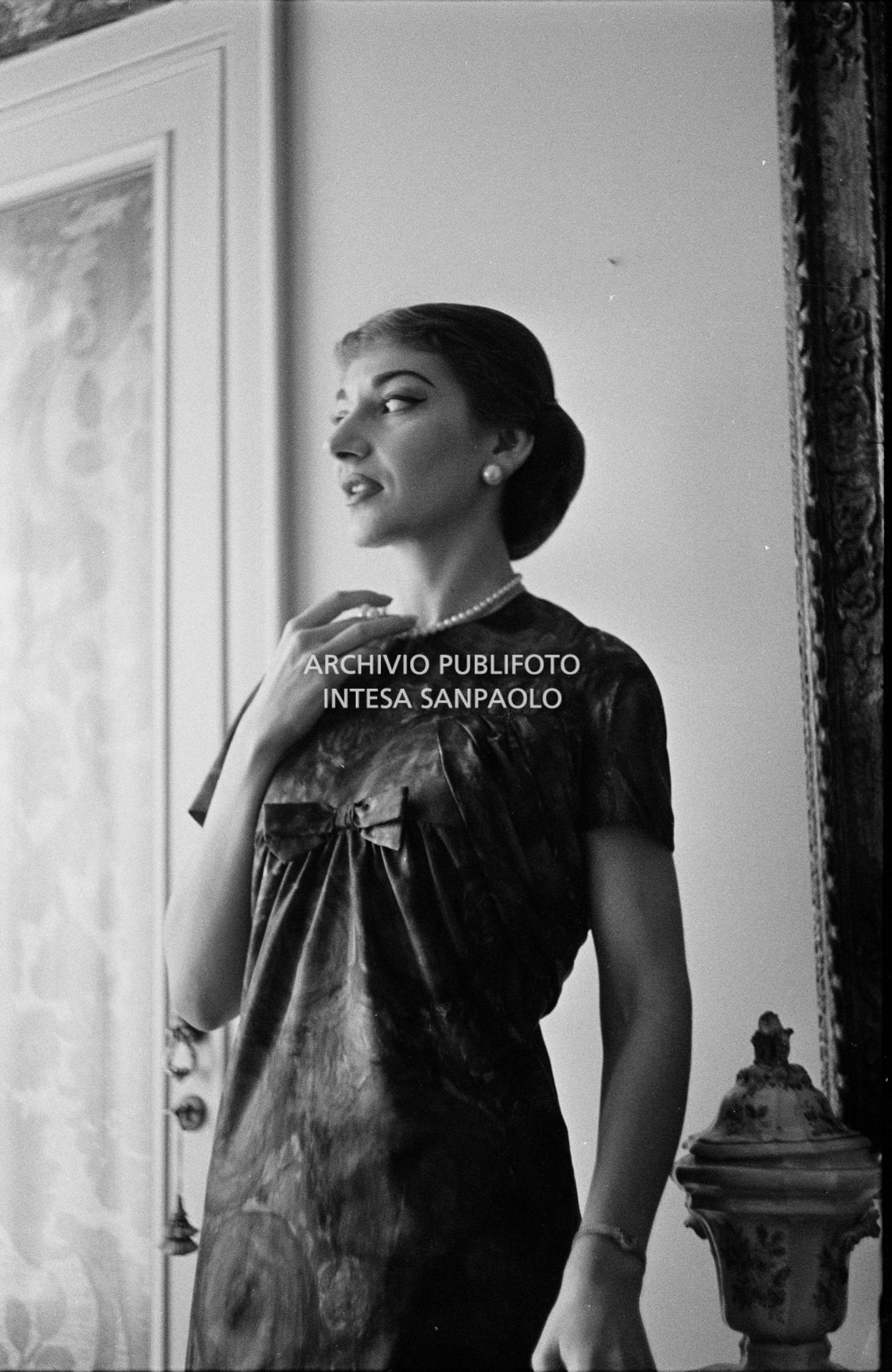 Maria Callas, ritratta nella sua abitazione, indossa un abito della sartoria Biki