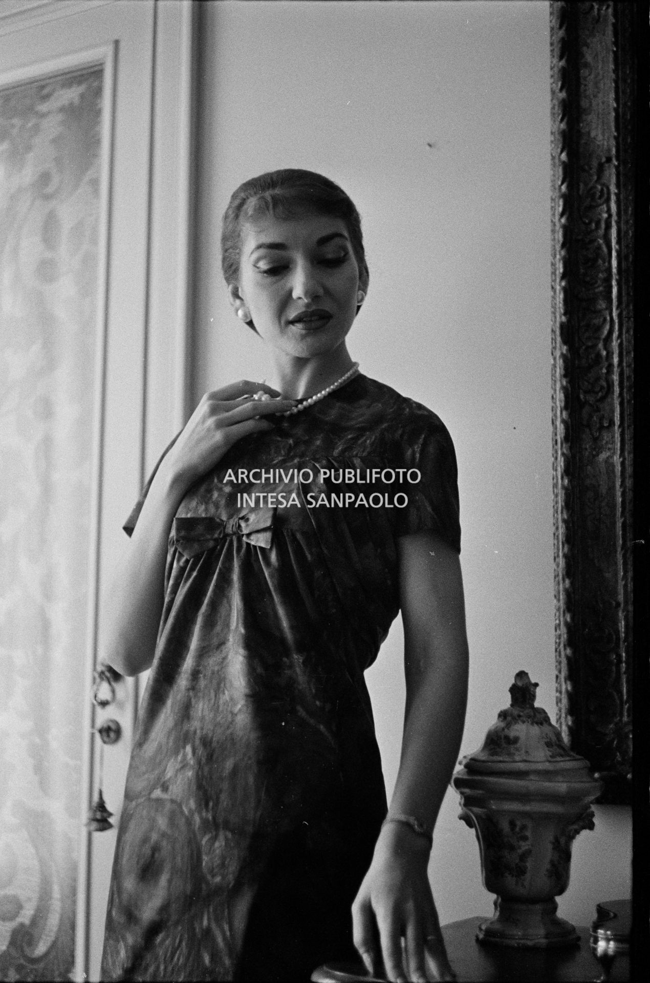 Maria Callas, ritratta nella sua abitazione, indossa un abito della sartoria Biki