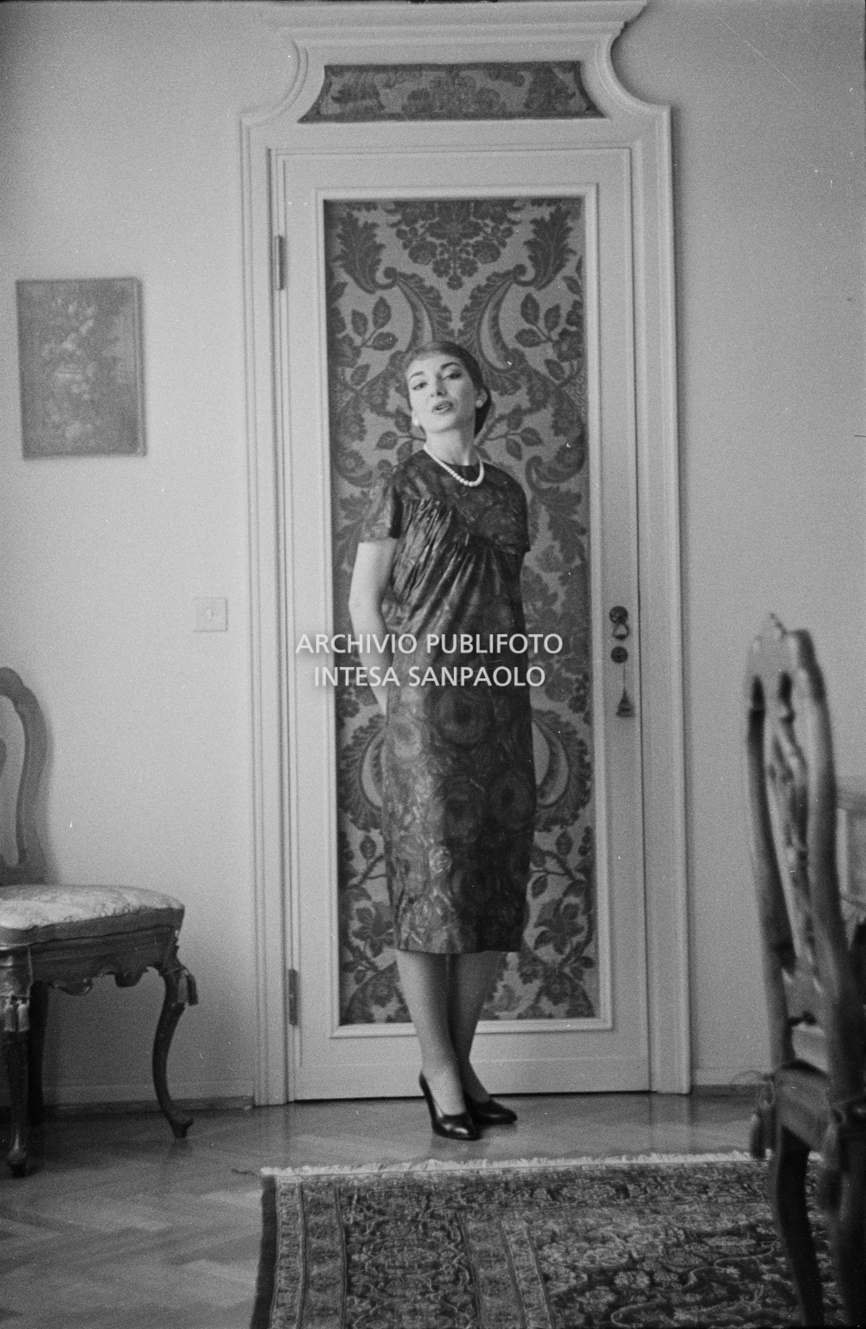 Maria Callas, ritratta nella sua abitazione, indossa un abito della sartoria Biki
