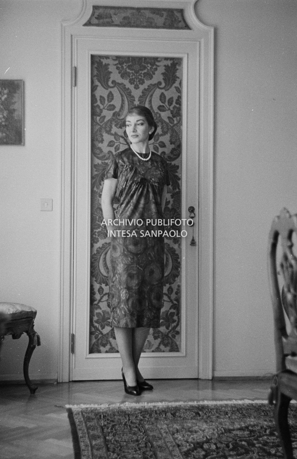 Maria Callas, ritratta nella sua abitazione, indossa un abito della sartoria Biki