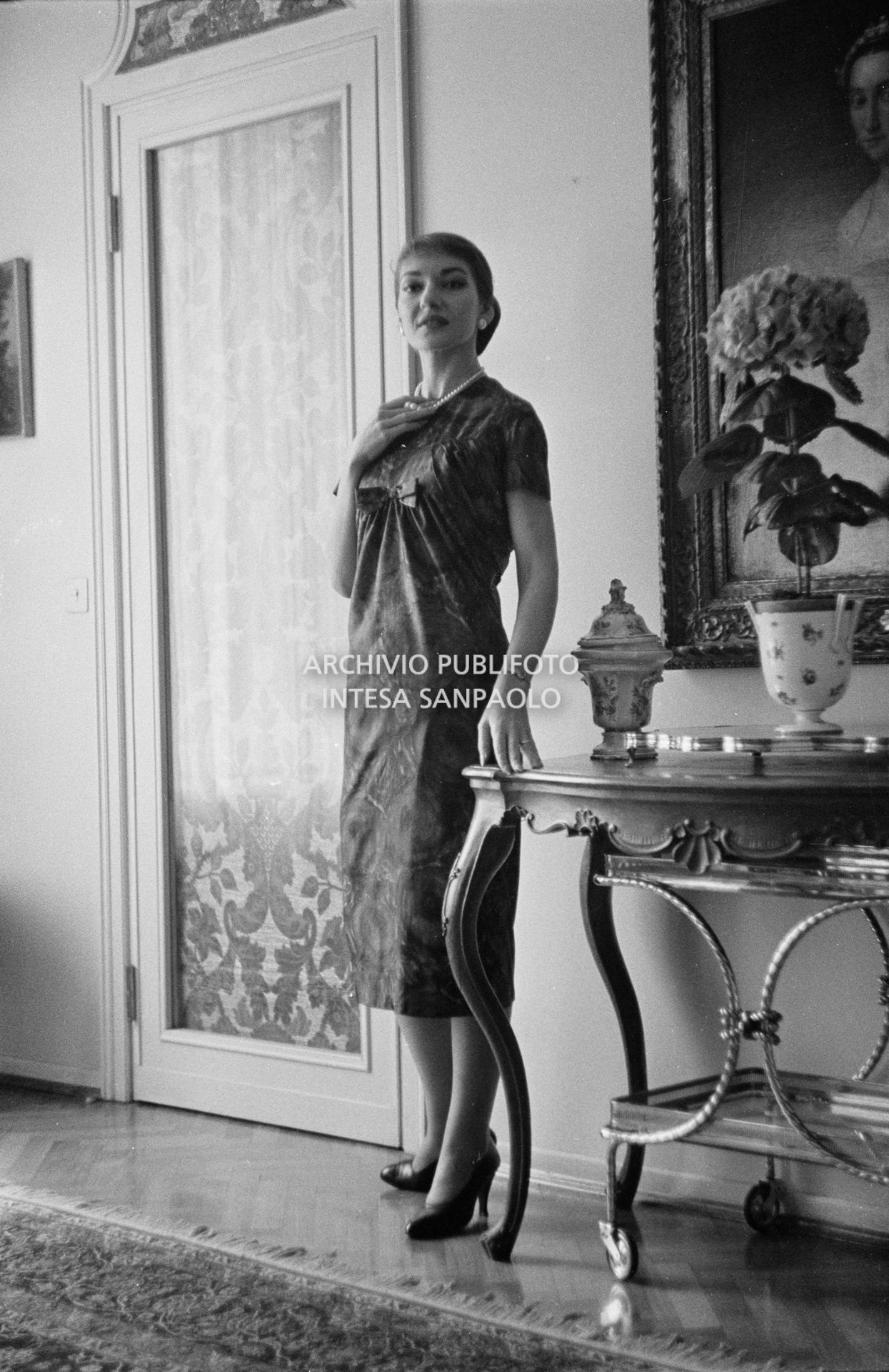 Maria Callas, ritratta nella sua abitazione, indossa un abito della sartoria Biki