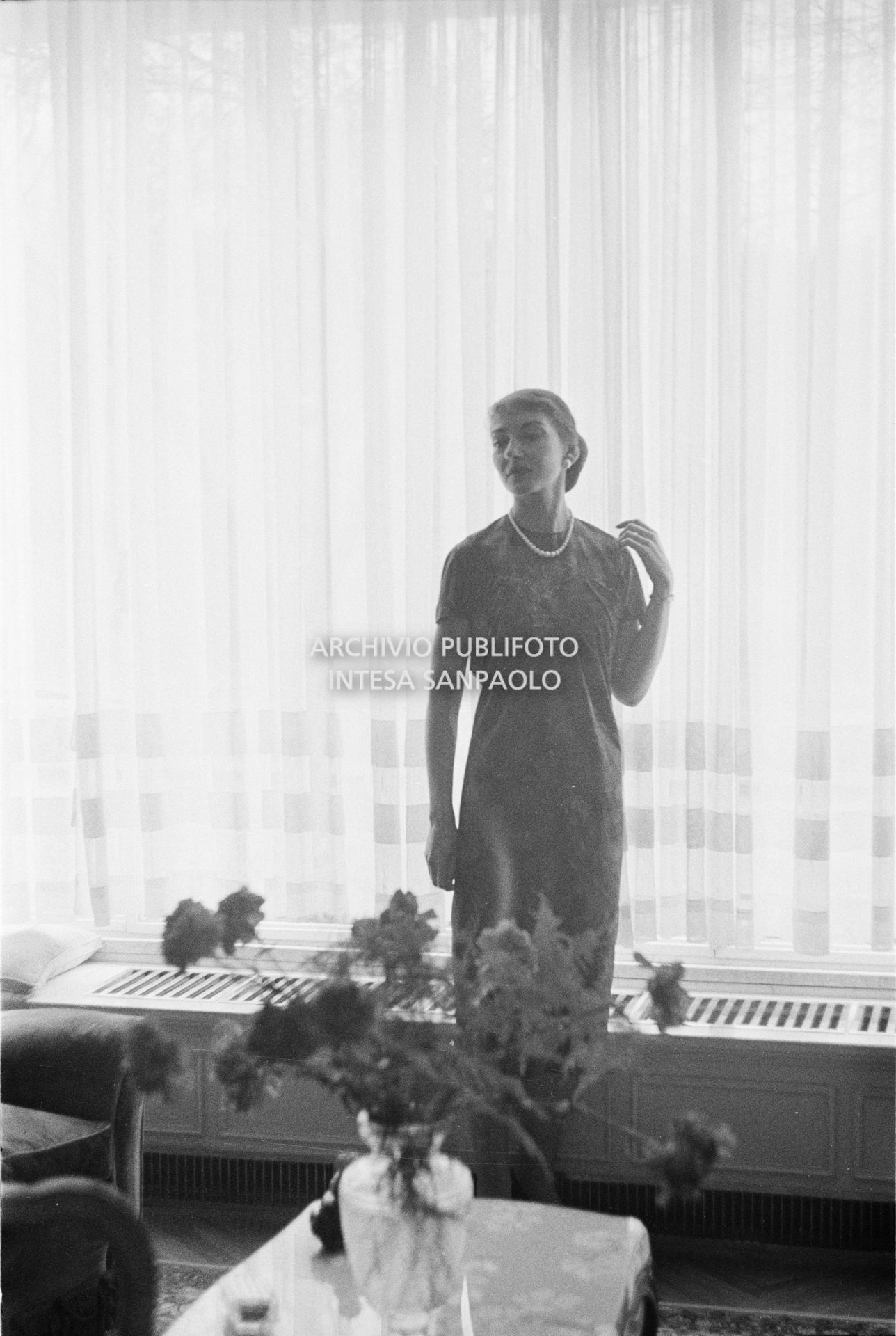 Maria Callas, ritratta nella sua abitazione, indossa un abito della sartoria Biki