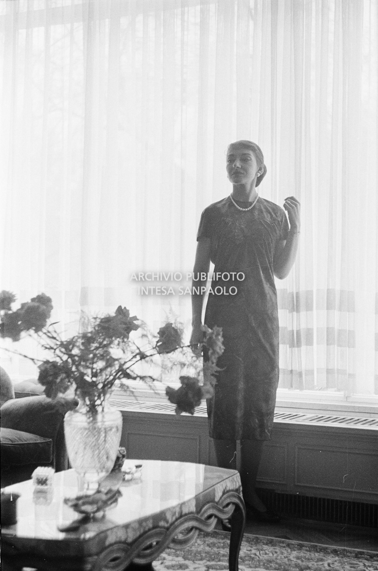 Maria Callas, ritratta nella sua abitazione, indossa un abito della sartoria Biki