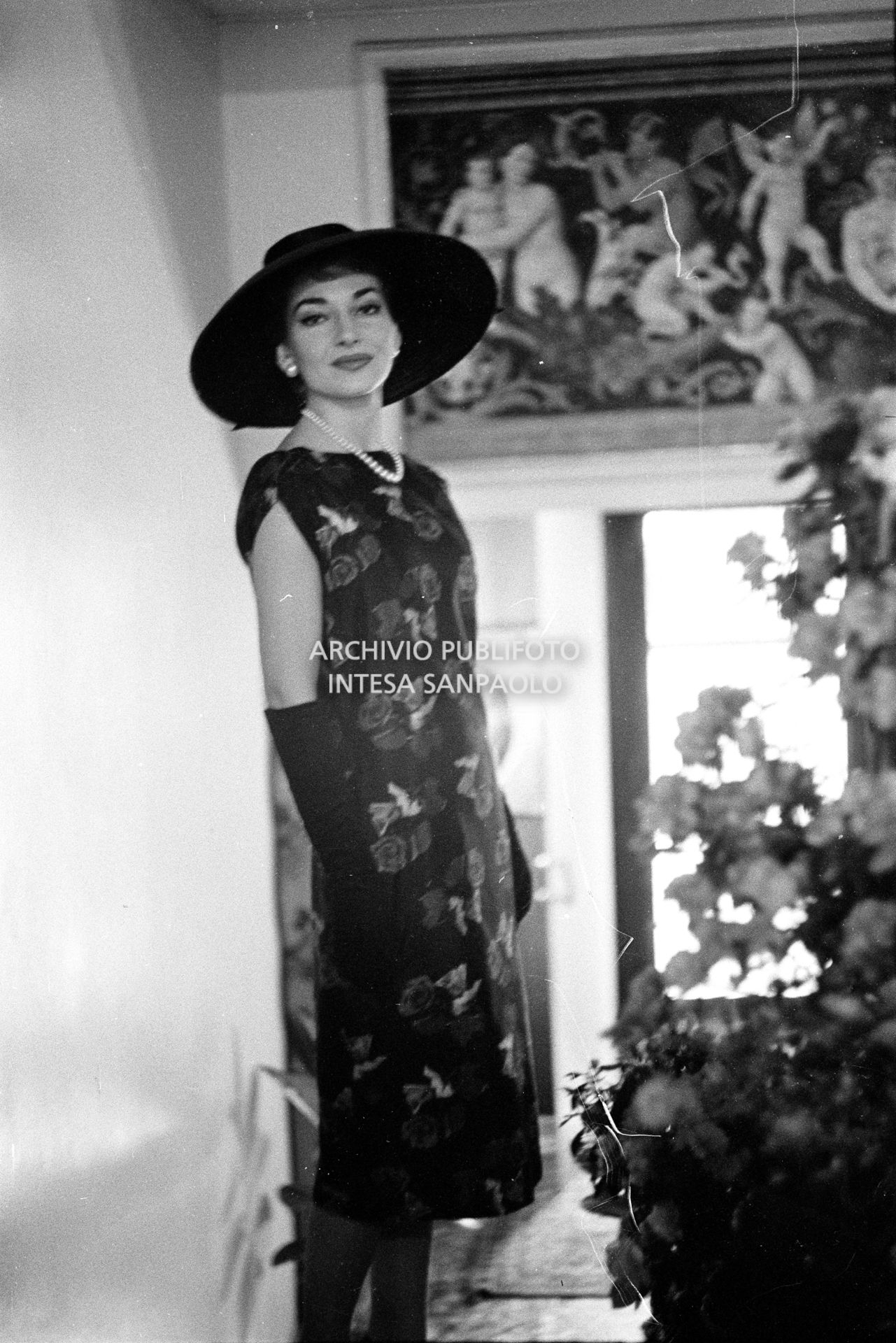 Maria Callas, ritratta nella sua abitazione, indossa un abito della sartoria Biki