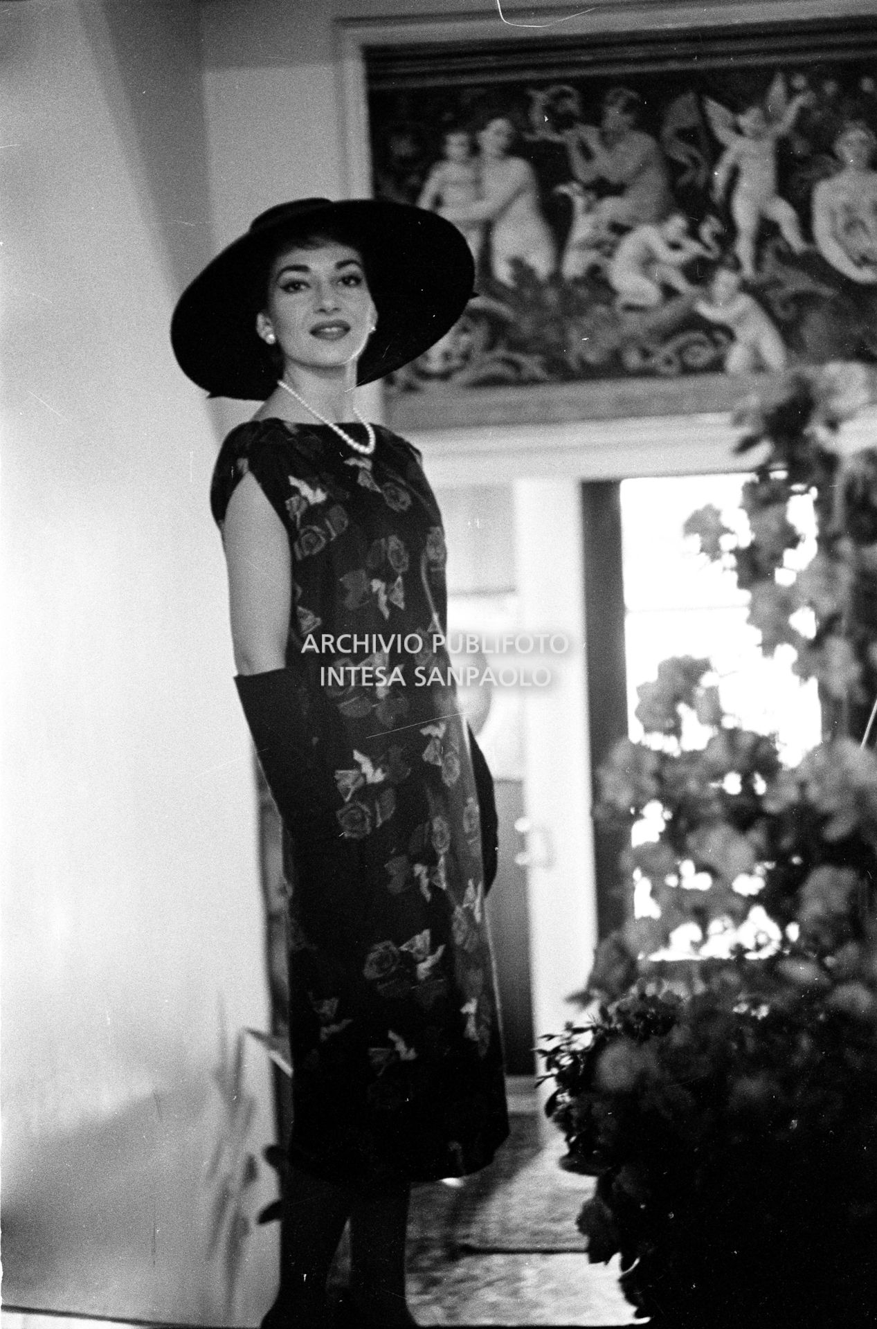 Maria Callas, ritratta nella sua abitazione, indossa un abito della sartoria Biki