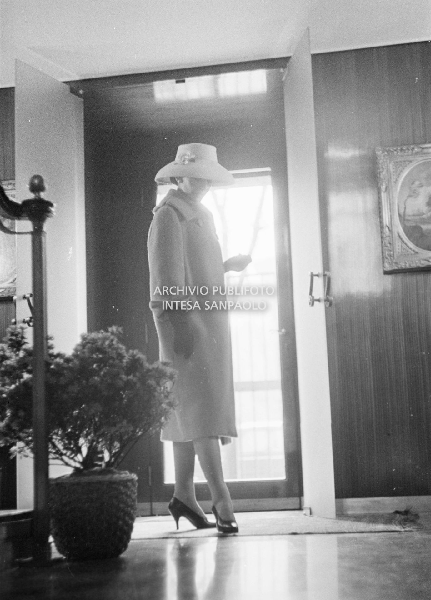 Maria Callas, ritratta in posa sulle scale della sua abitazione, indossa abito e cappello della sartoria Biki