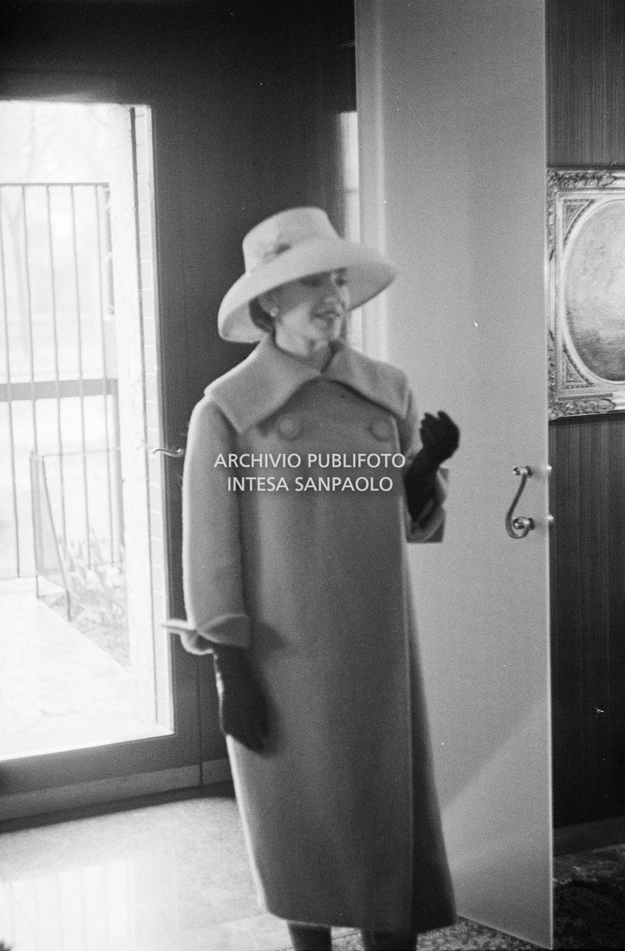Maria Callas, ritratta in posa sulle scale della sua abitazione, indossa abito e cappello della sartoria Biki
