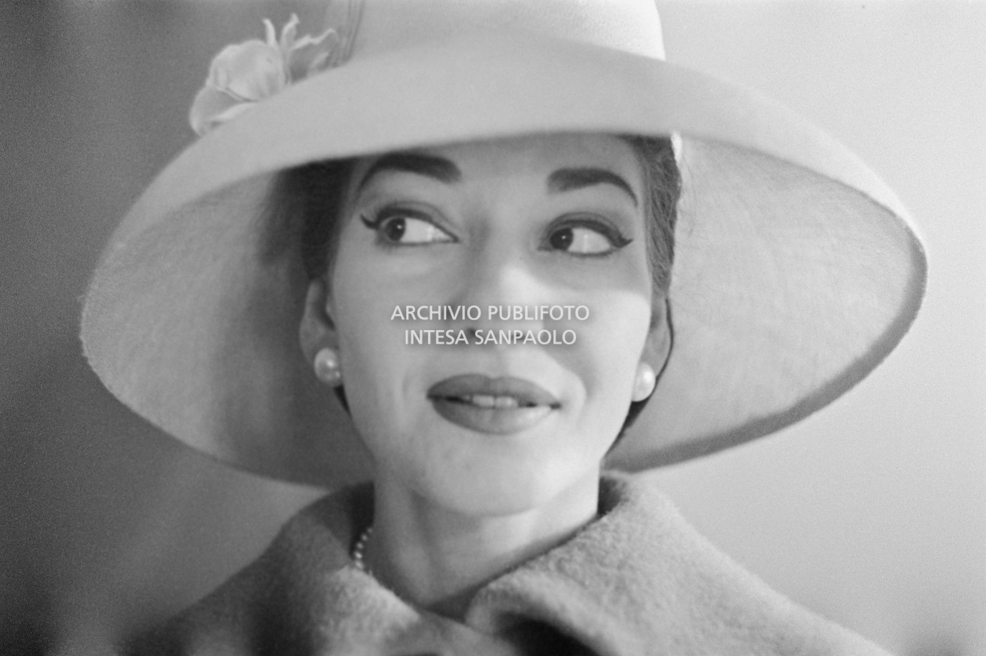 Primo piano di Maria Callas con abito e cappello della sartoria Biki