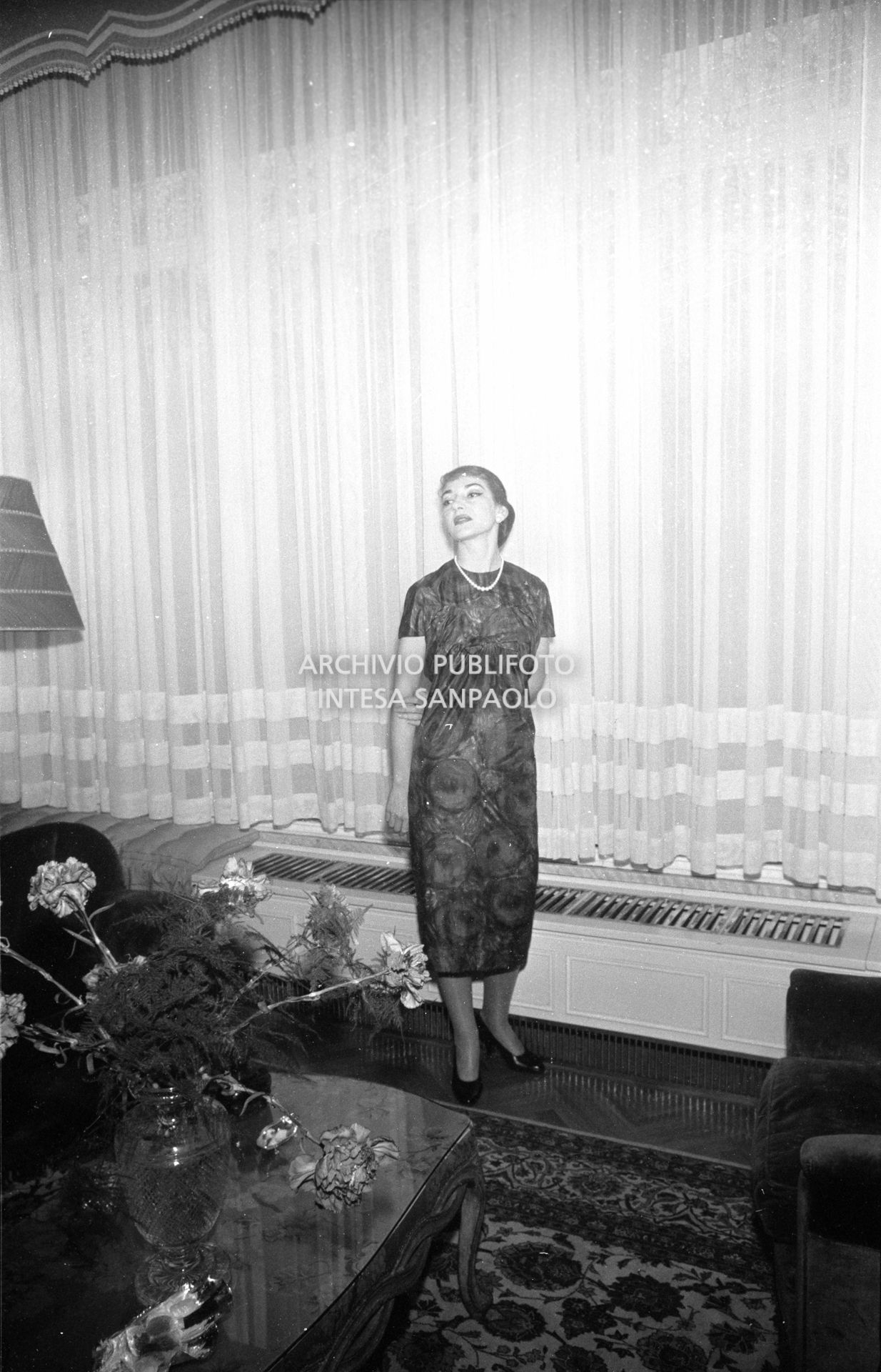 Maria Callas, ritratta nella sua abitazione, indossa un abito della sartoria Biki