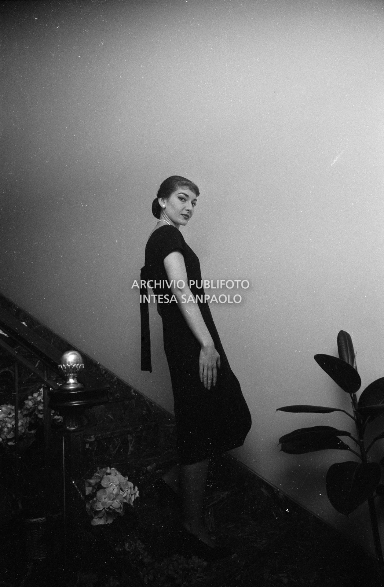 Maria Callas, ritratta nella sua abitazione, indossa un abito della sartoria Biki