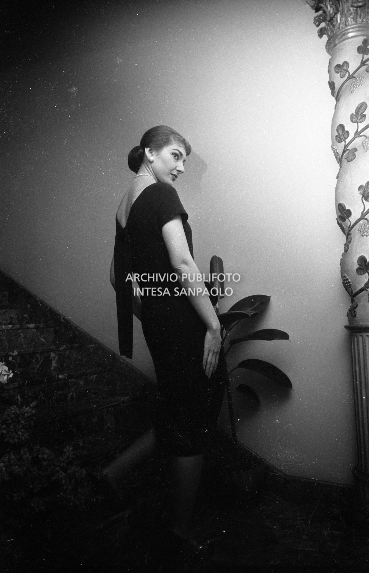 Maria Callas, ritratta nella sua abitazione, indossa un abito della sartoria Biki