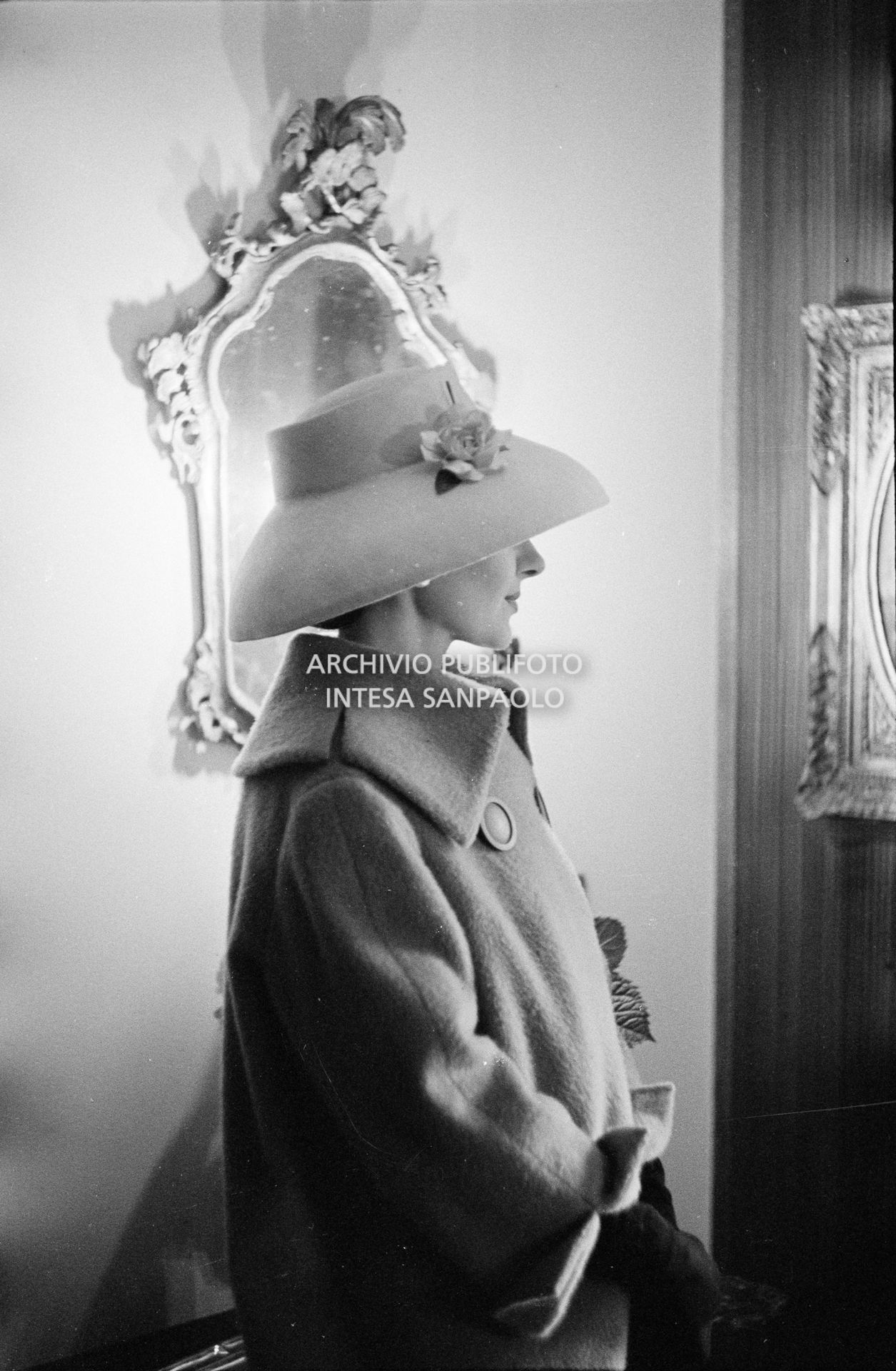 Maria Callas, ritratta nella sua abitazione, indossa abito e cappello della sartoria Biki