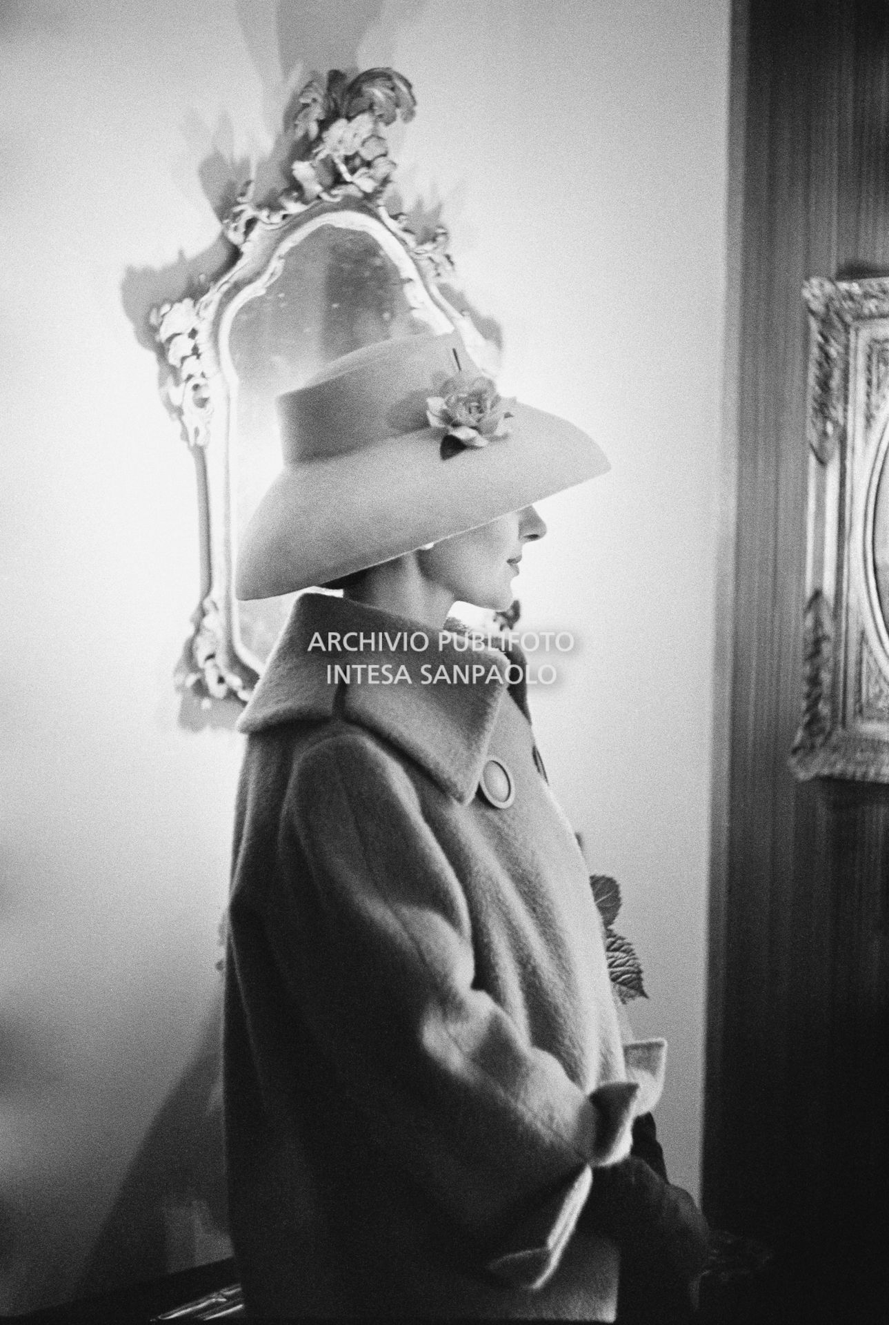 Maria Callas, ritratta nella sua abitazione, indossa abito e cappello della sartoria Biki