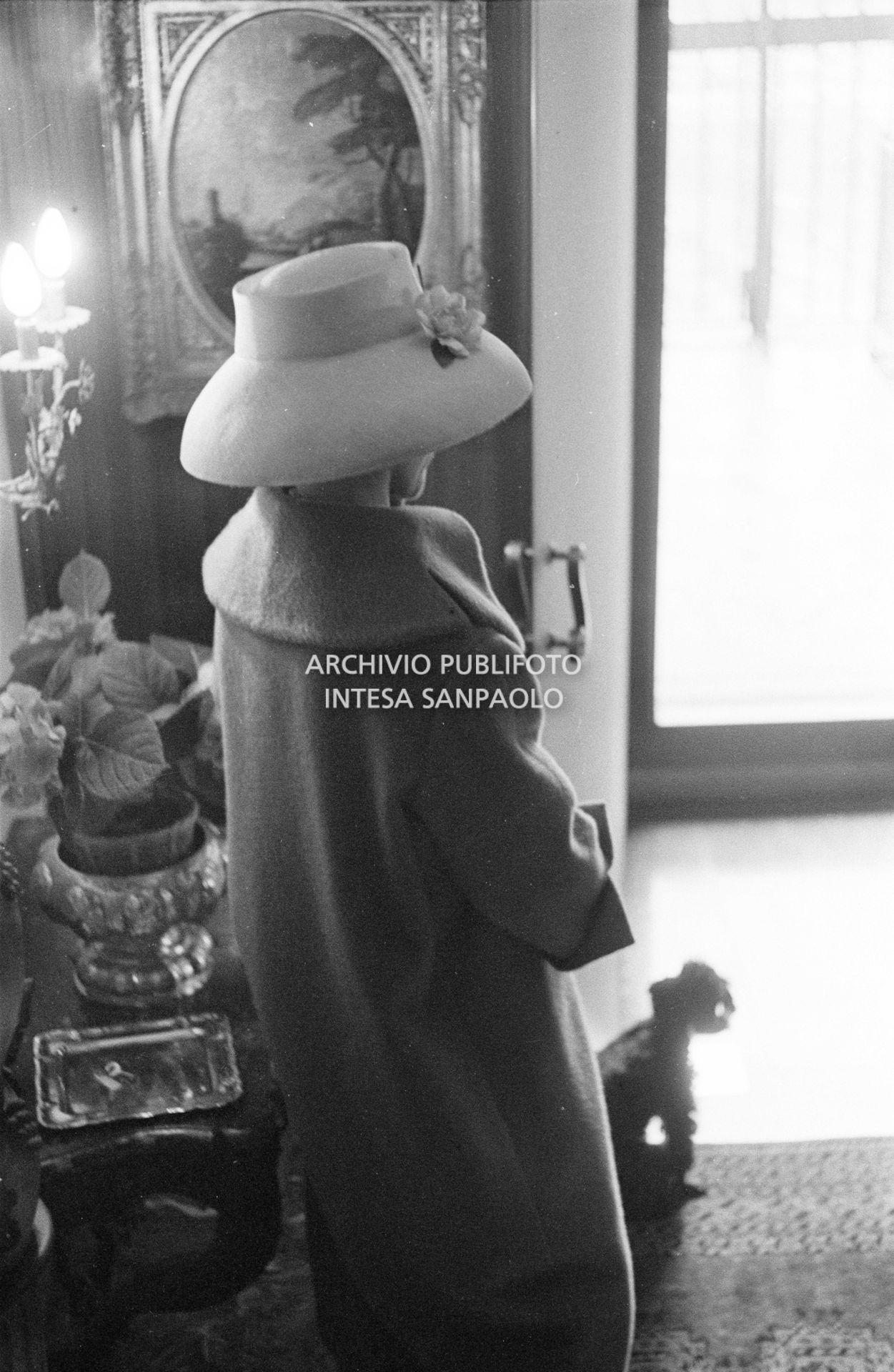 Maria Callas, ritratta nella sua abitazione, indossa abito e cappello della sartoria Biki