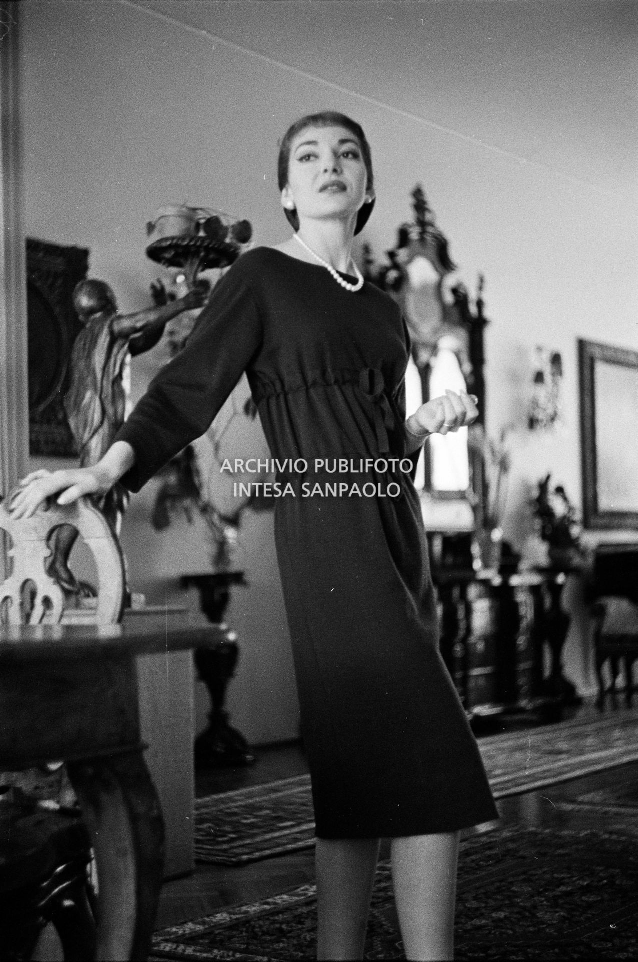 Maria Callas, ritratta nella sua abitazione, indossa un abito della sartoria Biki