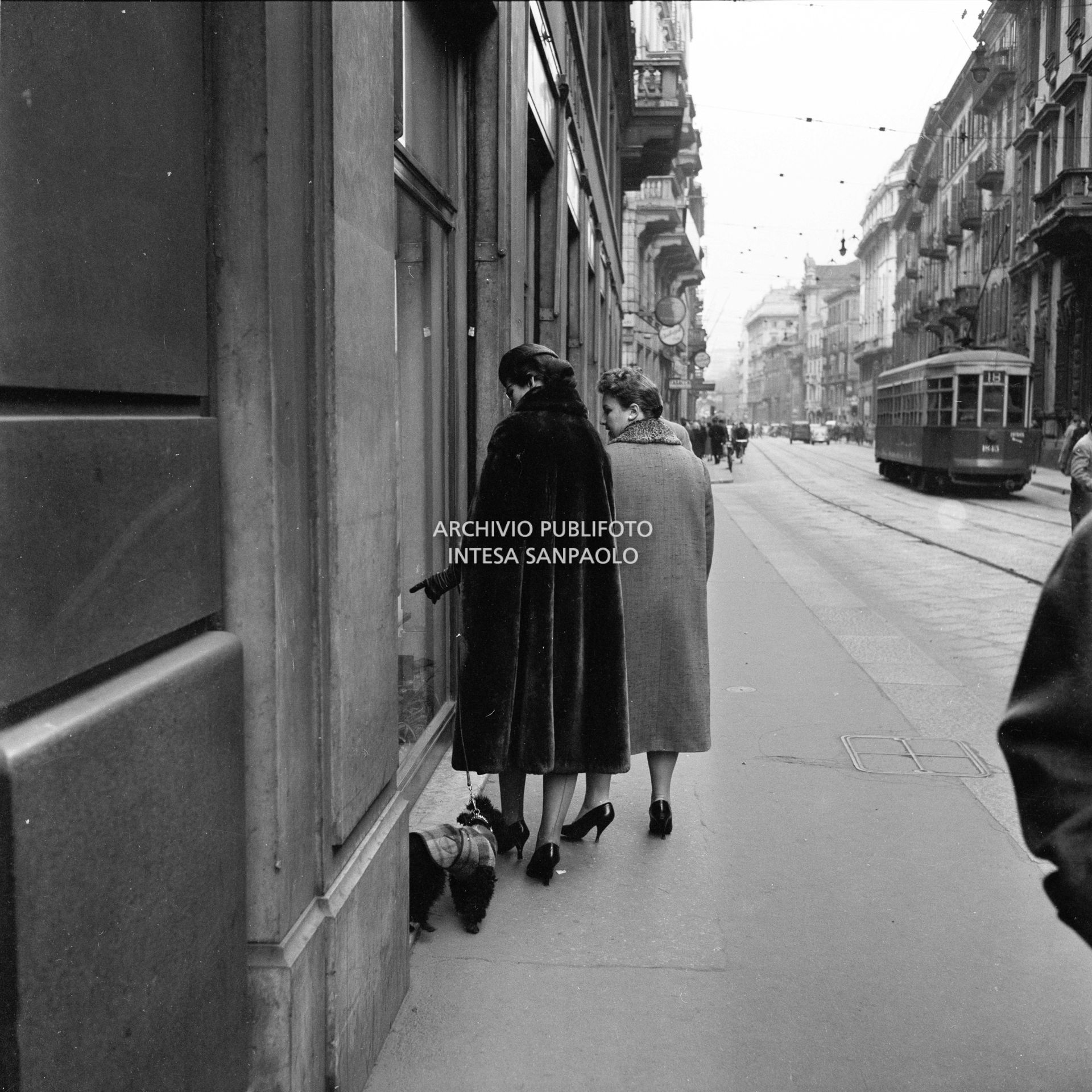 Maria Callas a passeggio con il suo barboncino in via Manzoni, a Milano, in compagnia della sua segretaria
