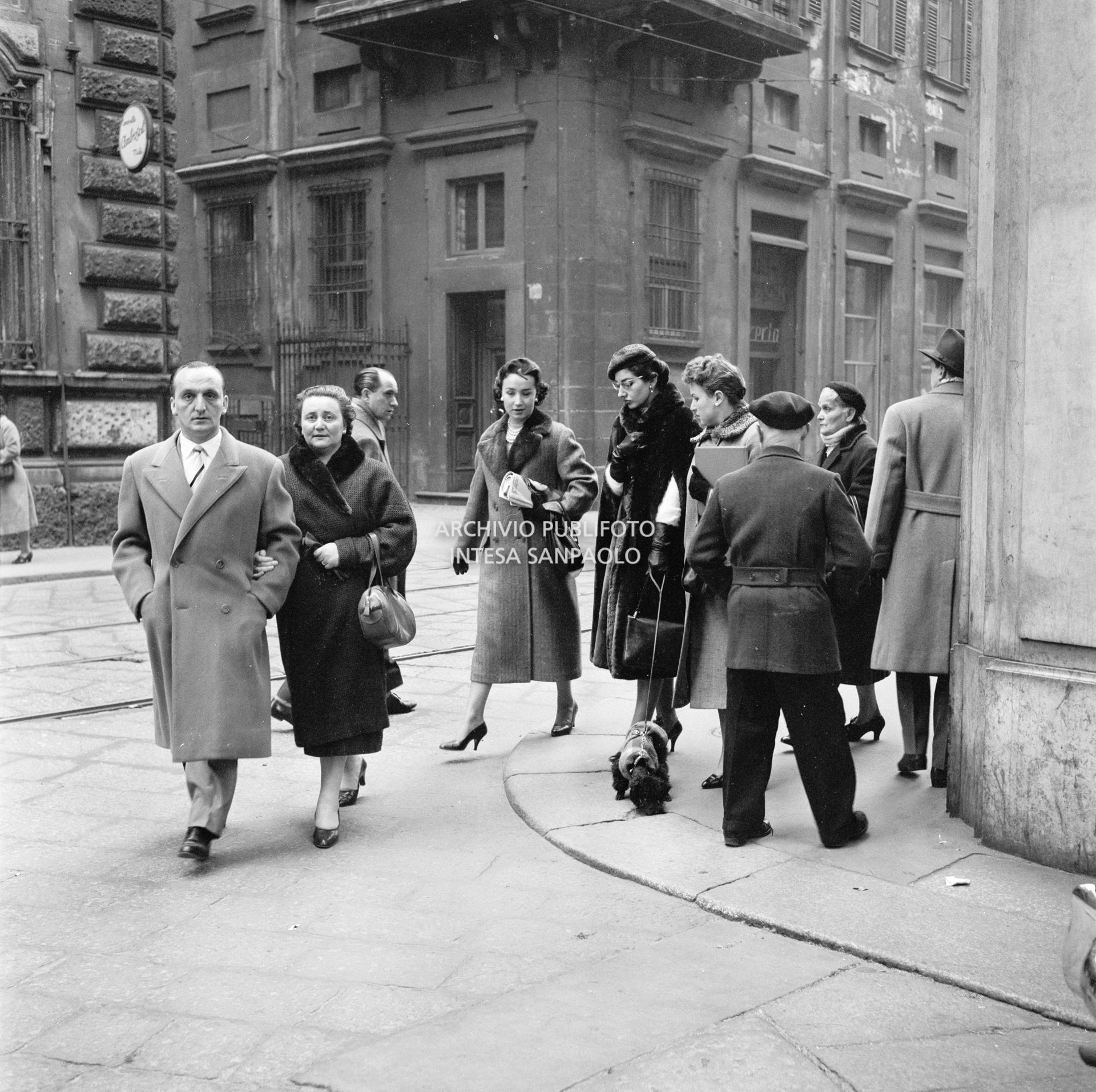 Maria Callas passeggia con il suo barboncino in compagnia dell'amica Giovanna Lomazzi, a sinistra, e della sua segretaria, in via Manzoni a Milano