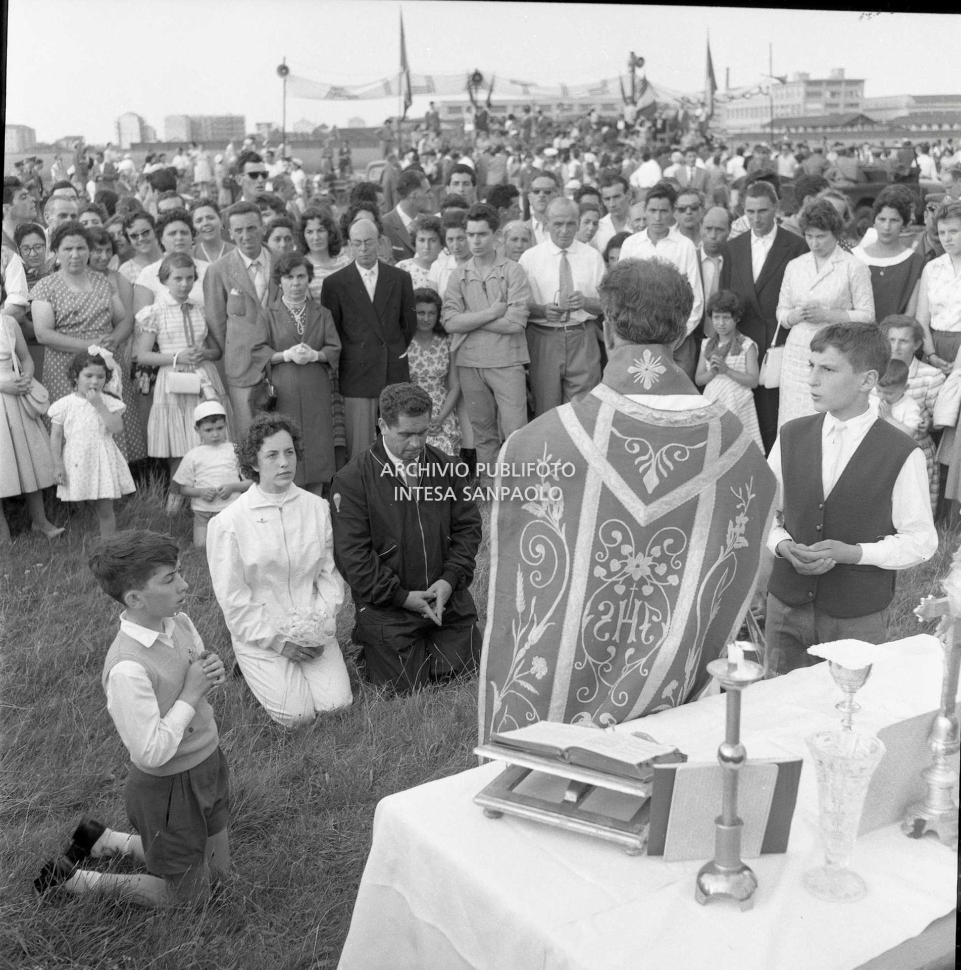 Matrimonio all'aperto di Alberto De Cristoforo con Bianca Cappone dopo essersi paracadutati