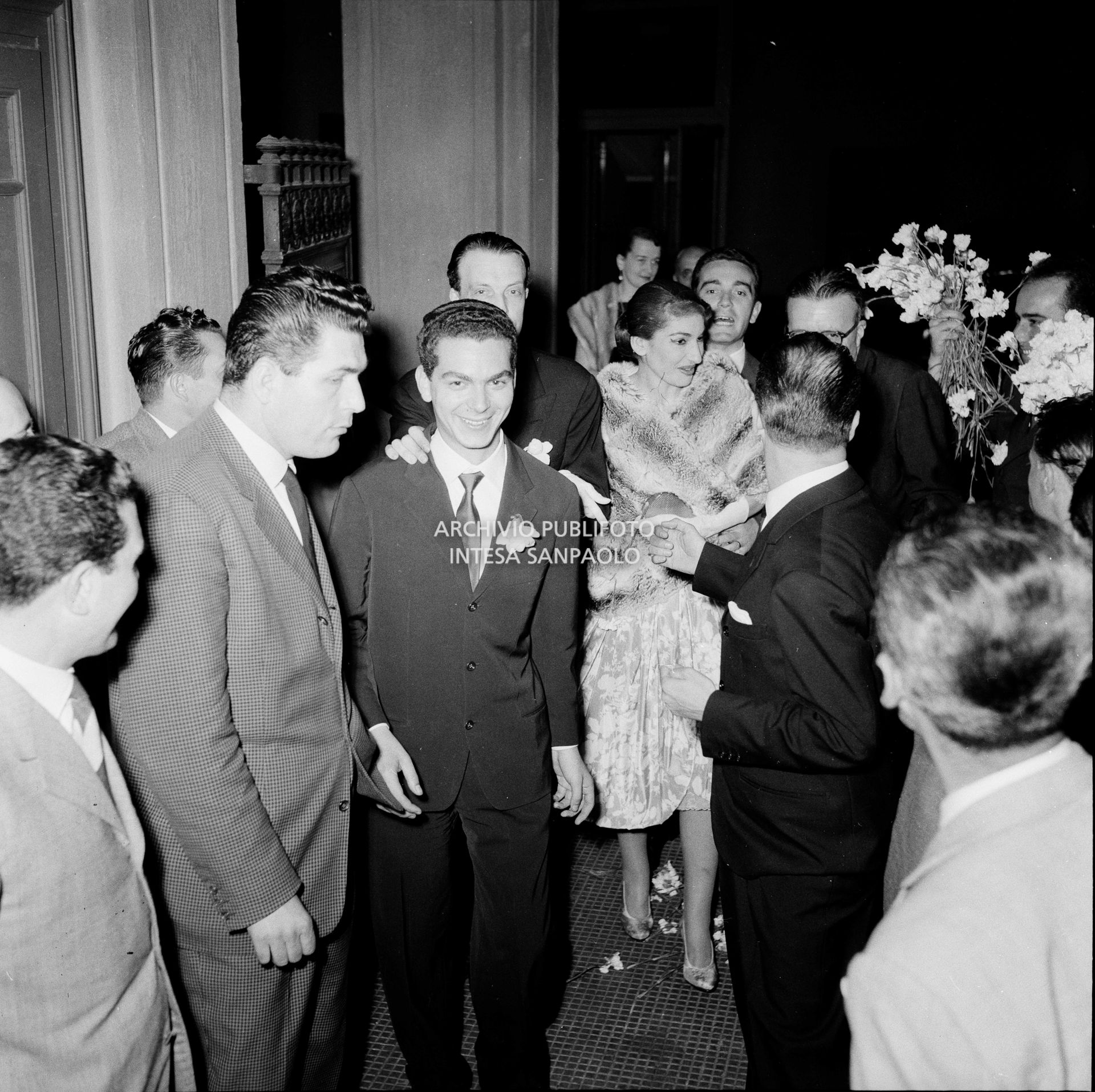 Maria Callas uscita dal Teatro alla Scala, dopo aver interpretato l'opera "Il pirata" di Vincenzo Bellini, si fa strada tra gli ammiratori