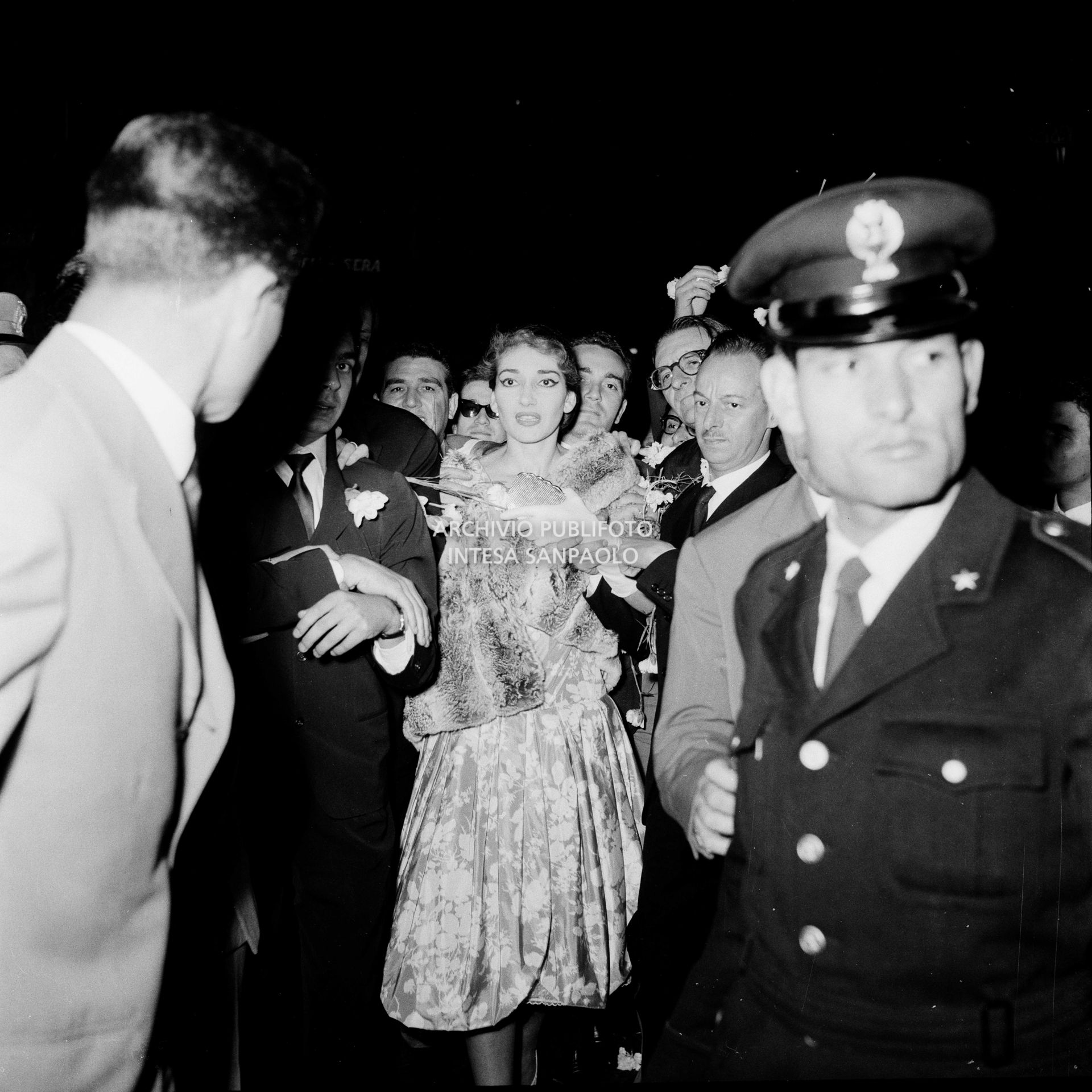 Maria Callas uscita dal Teatro alla Scala dopo aver interpretato l'opera "Il pirata" di Vincenzo Bellini, viene scortata verso il ristorante