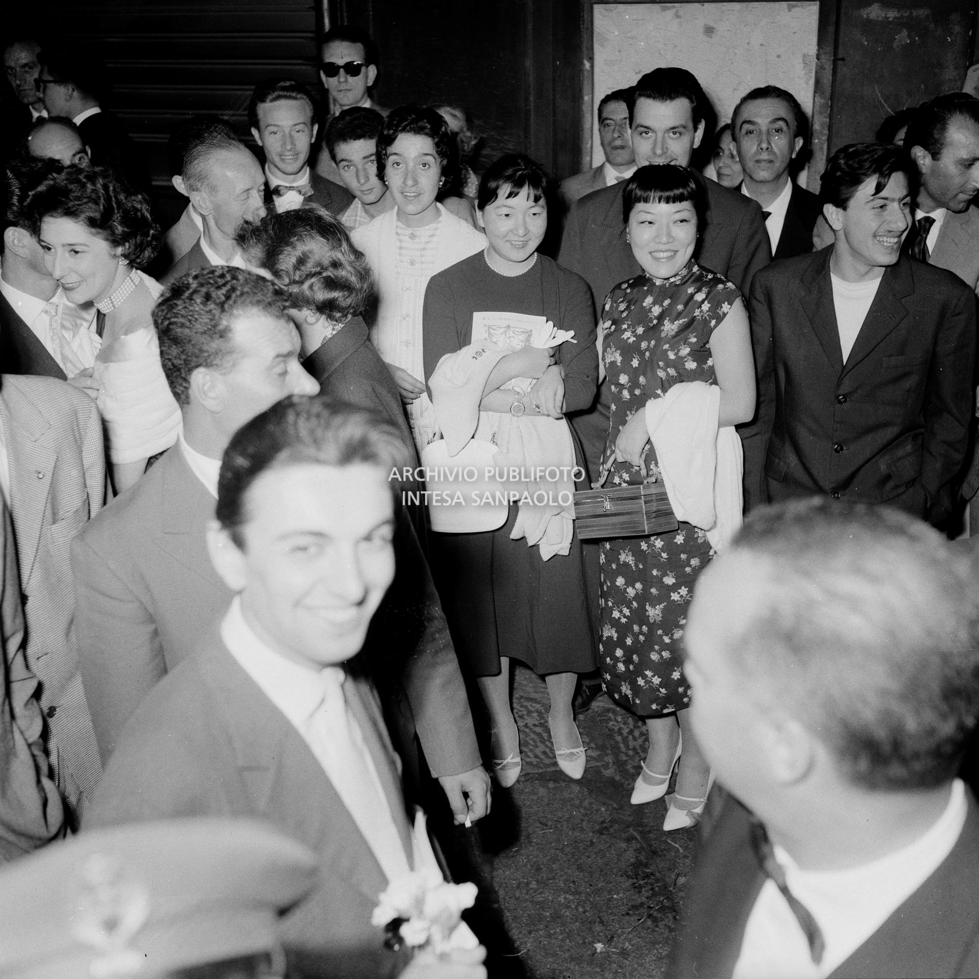 Ammiratori di Maria Callas in attesa al termine dell'opera "Il pirata" di Vincenzo Bellini che la cantante ha appena interpretato