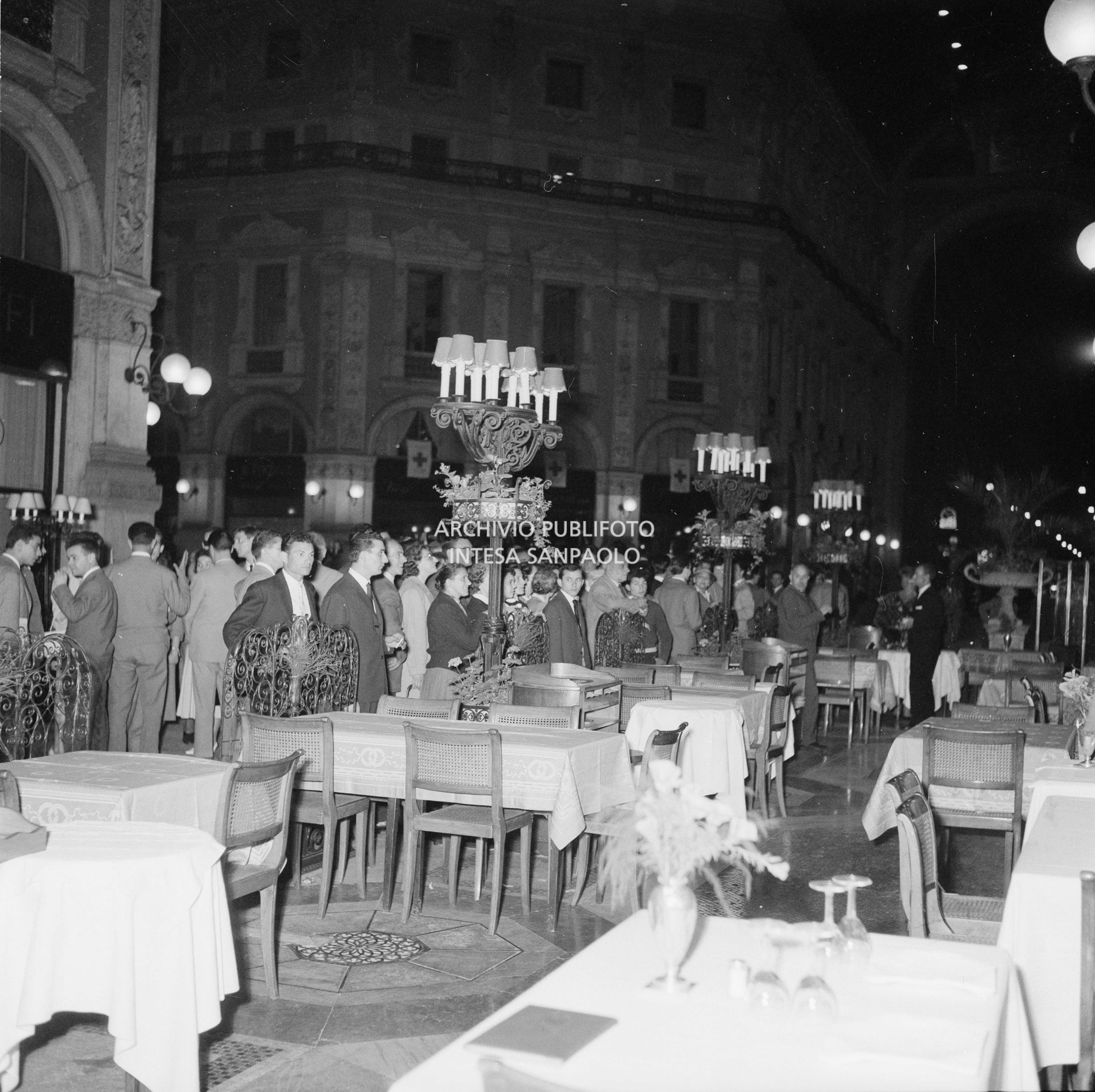 Ammiratori di Maria Callas in attesa della cantante davanti al ristorante Savini