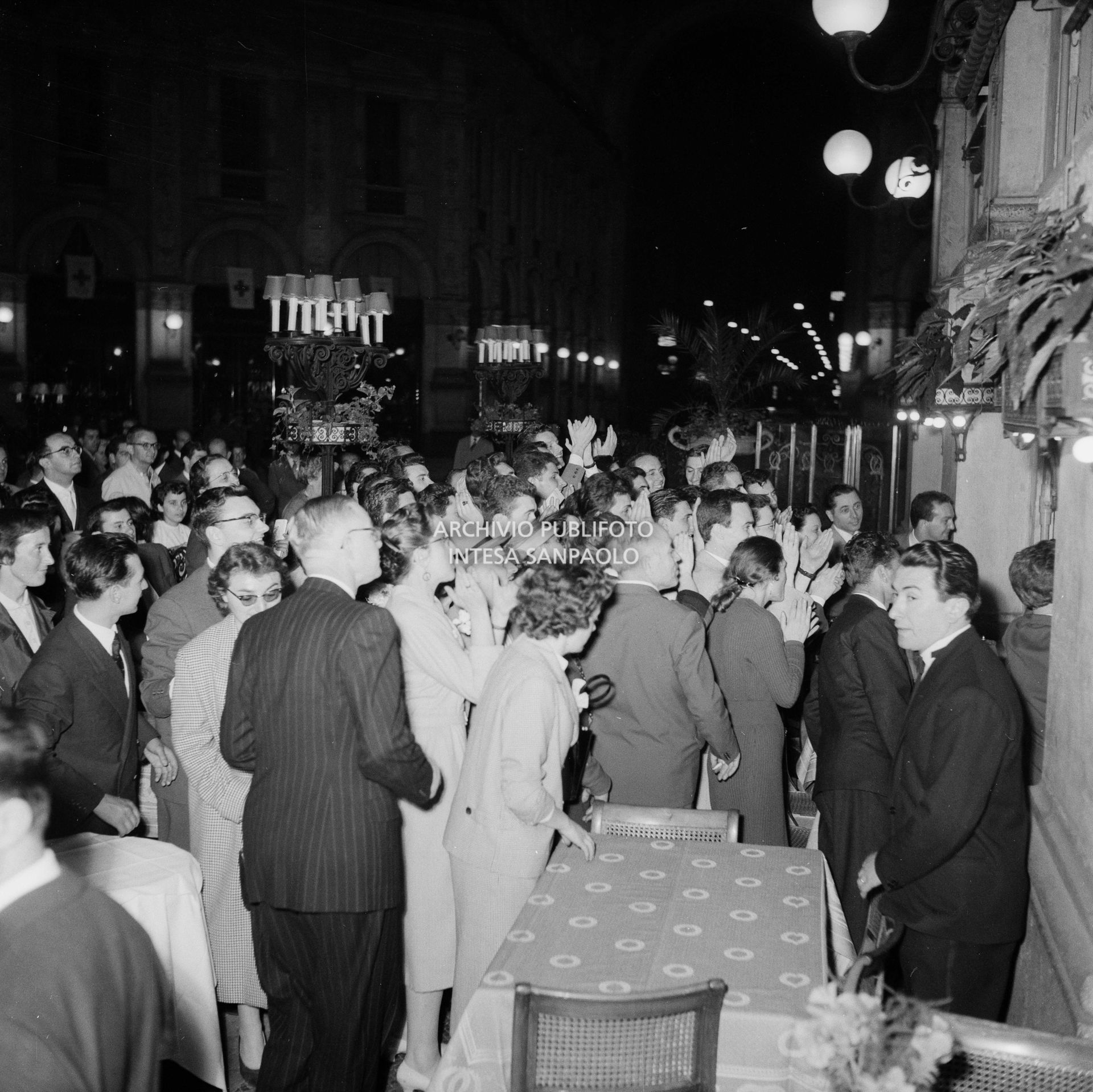 Ammiratori di Maria Callas la applaudono davanti al ristorante Savini