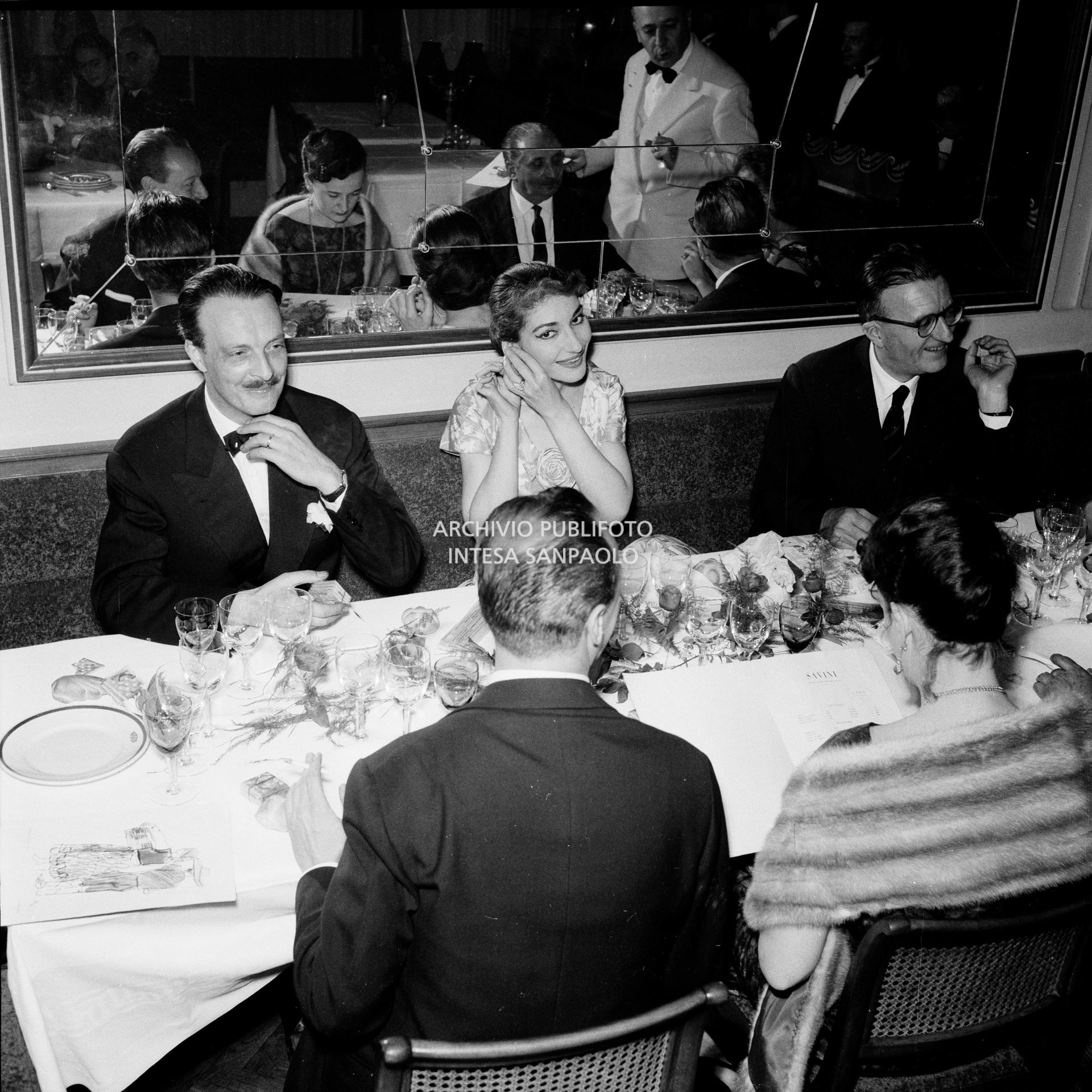 Maria Callas seduta al ristorante Savini dopo aver interpretato l'opera "Il pirata" di Vincenzo Bellini al Teatro alla Scala