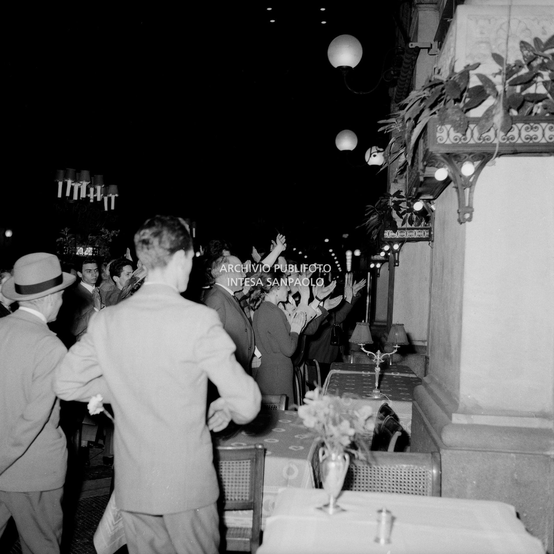 Ammiratori di Maria Callas la applaudono davanti al ristorante Savini