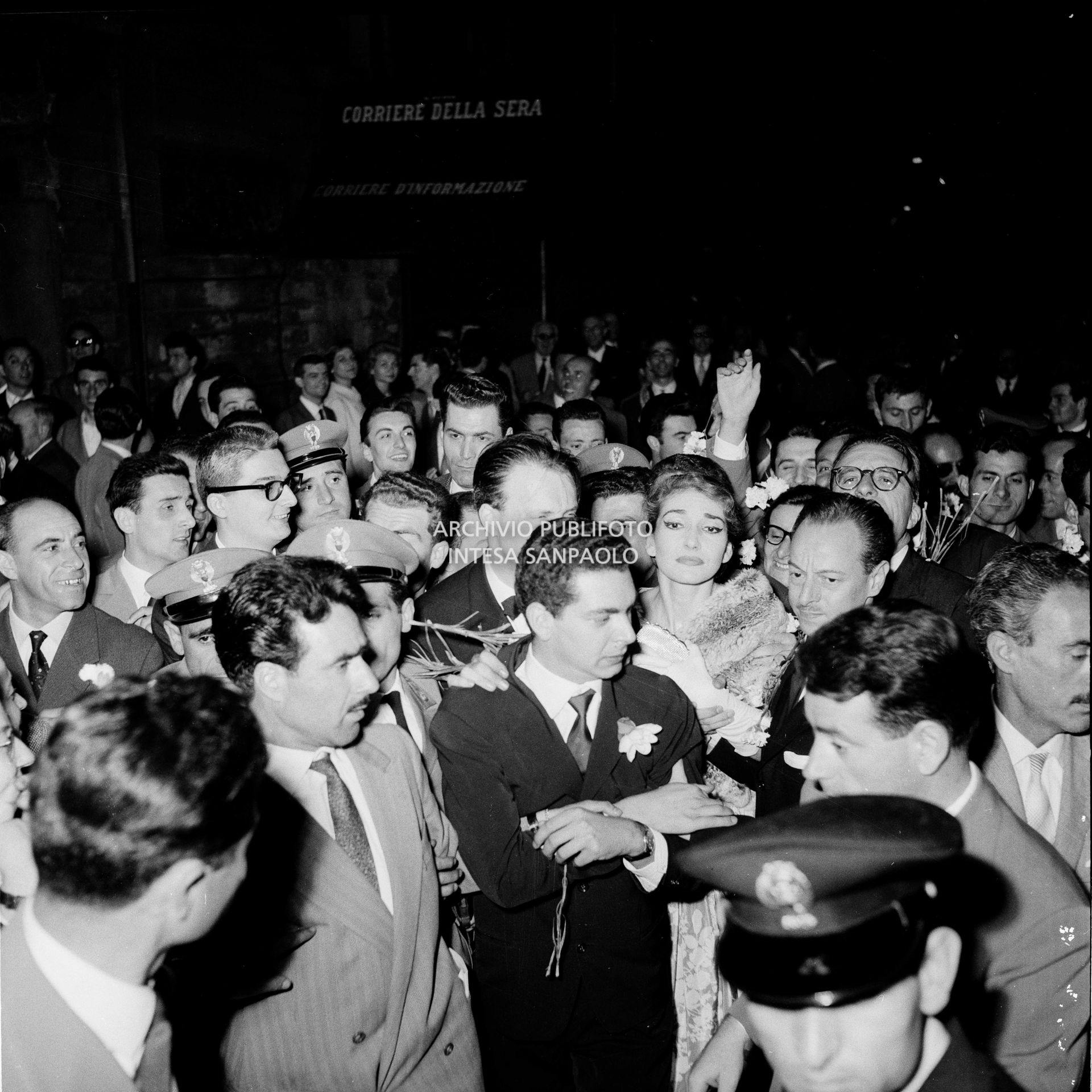 Maria Callas uscita dal Teatro alla Scala, dopo aver interpretato l'opera "Il pirata" di Vincenzo Bellini, si fa strada tra gli ammiratori