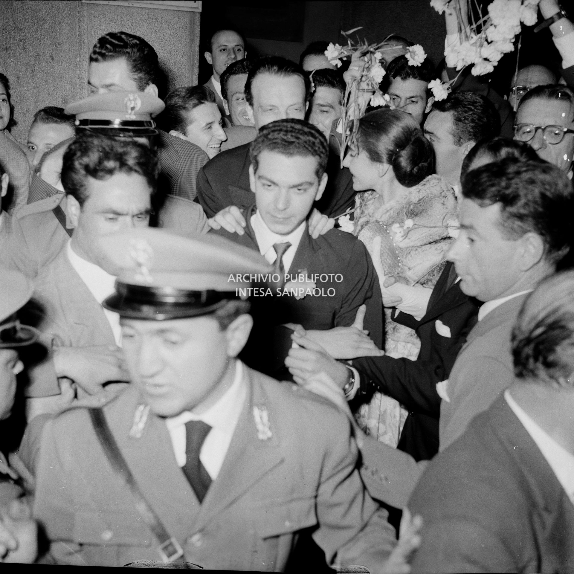 Maria Callas uscita dal Teatro alla Scala, dopo aver interpretato l'opera "Il pirata" di Vincenzo Bellini, si fa strada tra gli ammiratori