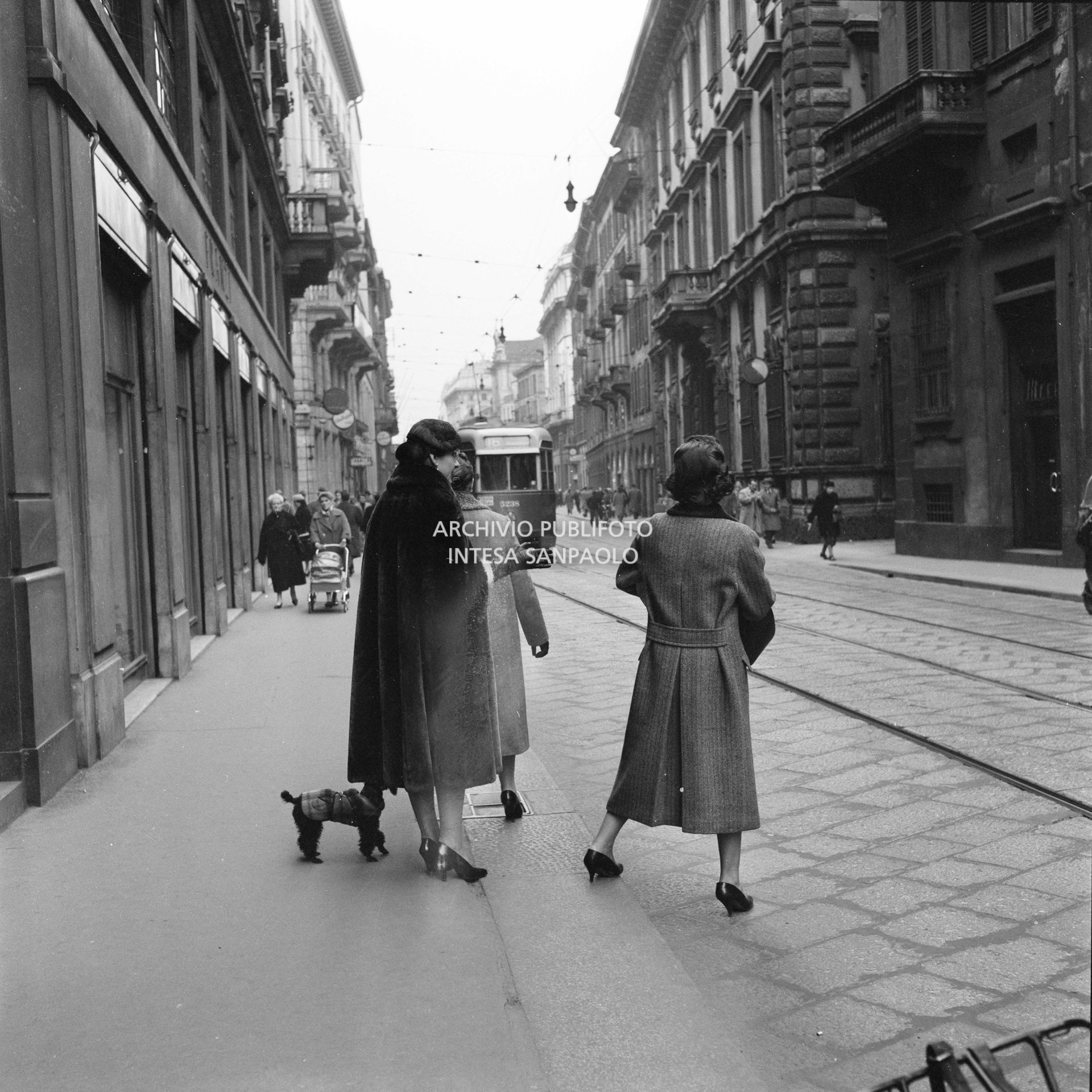 Maria Callas con il suo barboncino in compagnia dell'amica Giovanna Lomazzi, alla sua destra, e della sua segretaria, in via Manzoni a Milano