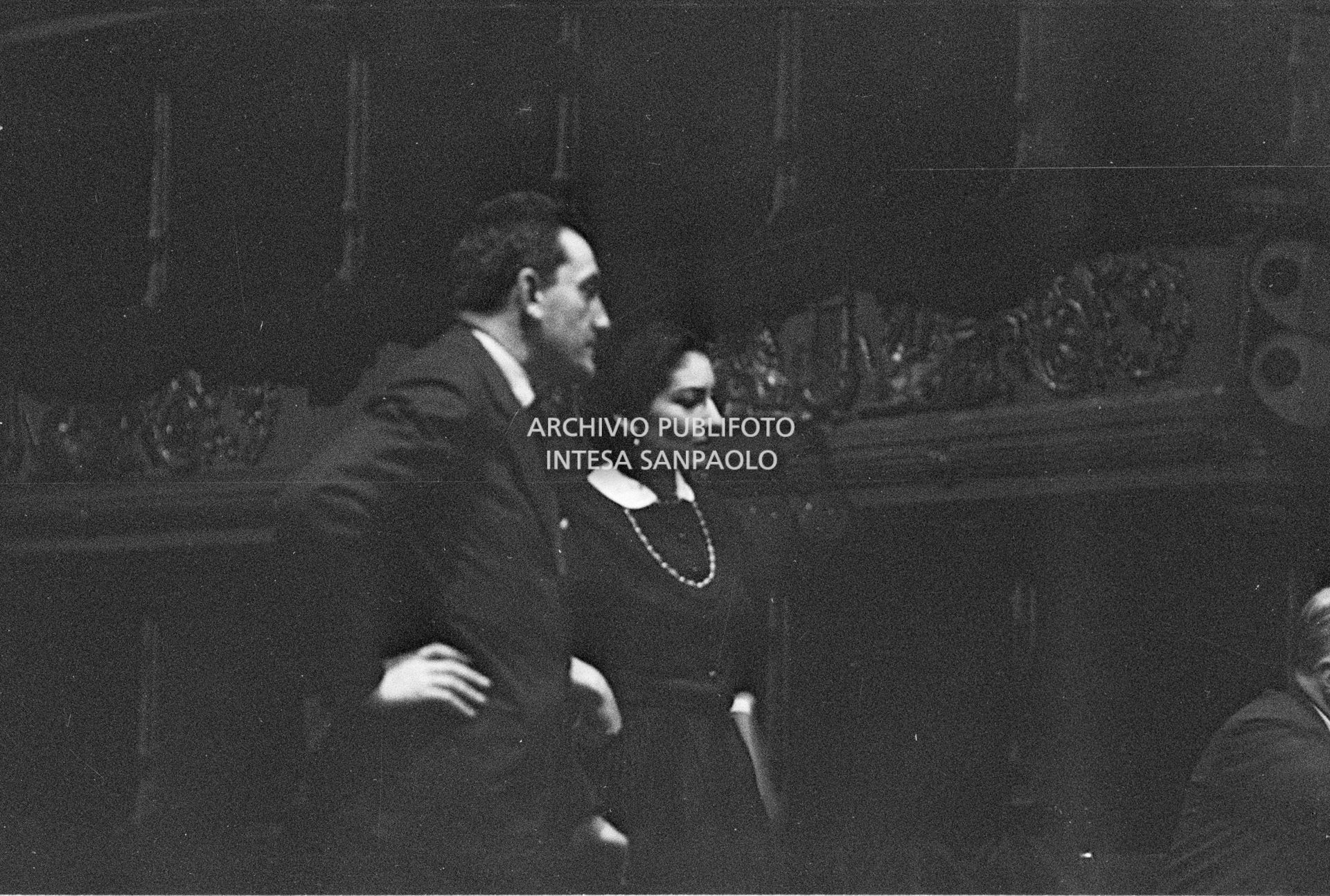 Maria Callas con il regista Luchino Visconti al Teatro alla Scala per le prove dell'opera "Anna Bolena"