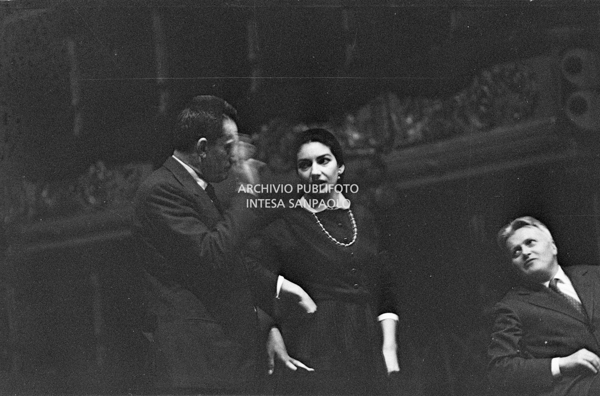 Maria Callas con il regista Luchino Visconti e il direttore d'orchestra Gianandrea Gavazzeni al Teatro alla Scala per le prove dell'opera "Anna Bolena"